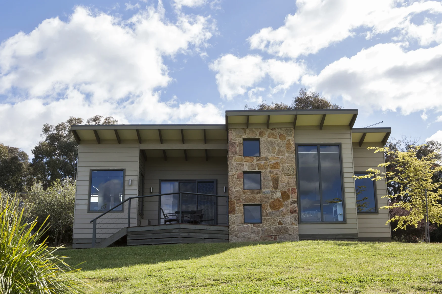 Villa Tor is identical in size, inclusions & aspect to Villa Mica above. From the comfort of your heavenly bed, you can take in the vineyard and Gorge views & the town landscape beyond. Soak away your cares in the double spa-bath. Relax in the super-comfy armchair with your favourite book, or simply gaze out over the bucolic landscape with a glass of local wine in hand.