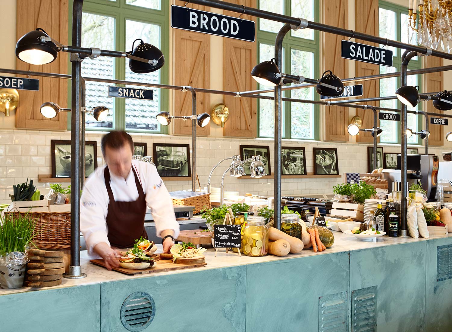 The former garage of Palais Het Loo was the place where Prince Hendrik cultivated his greatest passion, which brought him to the garage almost every day to contemplate his beauties. Recently it has been converted in a self-service restaurant run by Albron. Thanks to the successful creation of a new concept, in collaboration with Conceptional (leader in food & beverage concept development), the space is now worthy of Prince Hendrik’s love for cars.