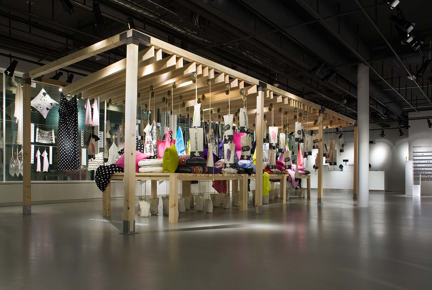 As early as 2008, H&M Home collection was one of the first online catalogues to make the transition to a proper retail store with merchandize. It all started at the headquarters of H&M in Stockholm. This transition deserved a tailor-made celebration at the brand’s showroom, to inform the public by stimulating interaction in a playful way. Then and now, the brand keeps contemplating its meaning and making statements thanks to a gallery/showroom with ever-changing installations and activities.