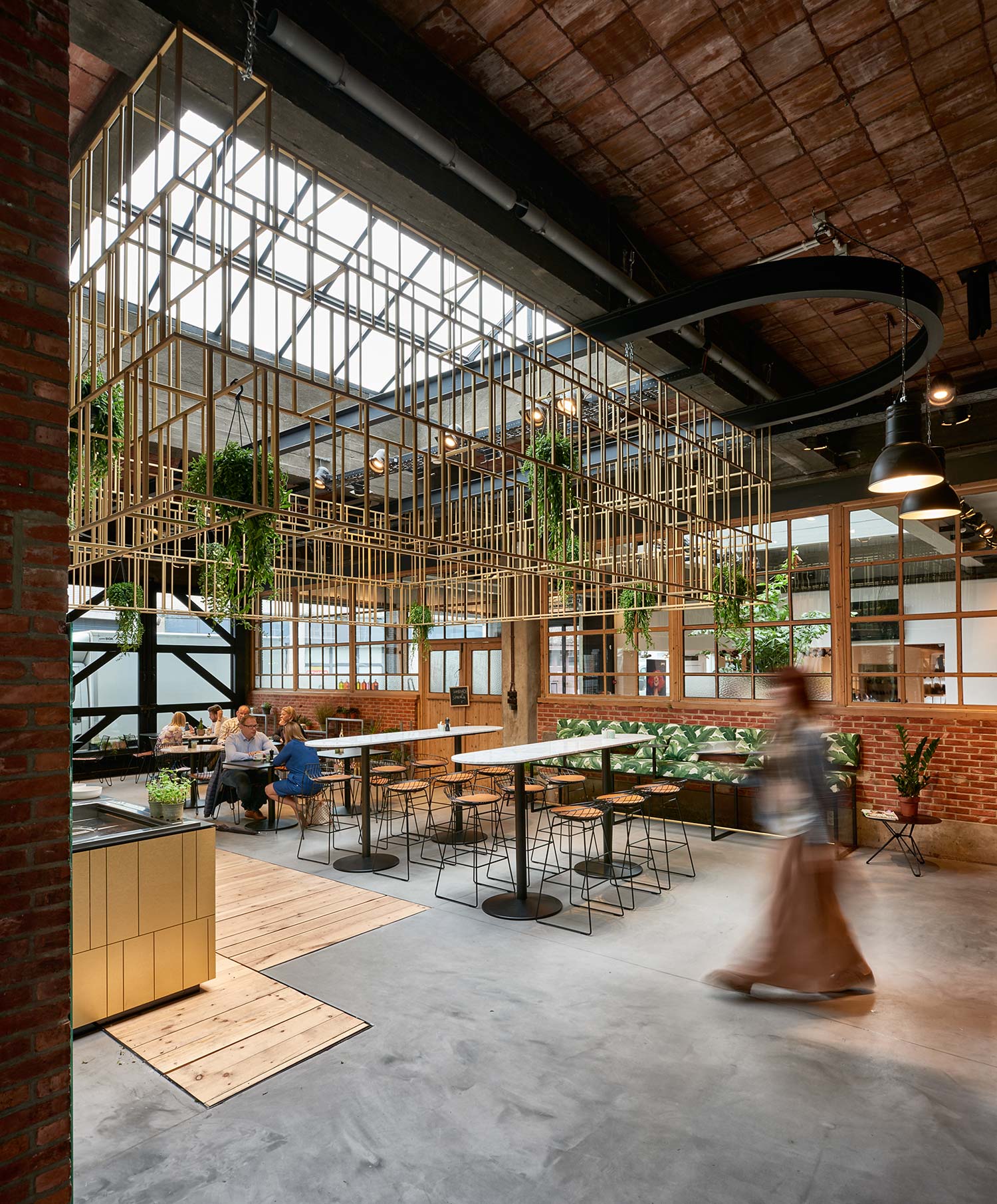 Over the years, la Bottega fashion store has become a fashion destination in the centre of Hasselt, in Belgium. With a broad clientele of city people, the time was ripe to offer them a retreat with honest flavours and a natural atmosphere. The adjoining garage needed a complete make-over.