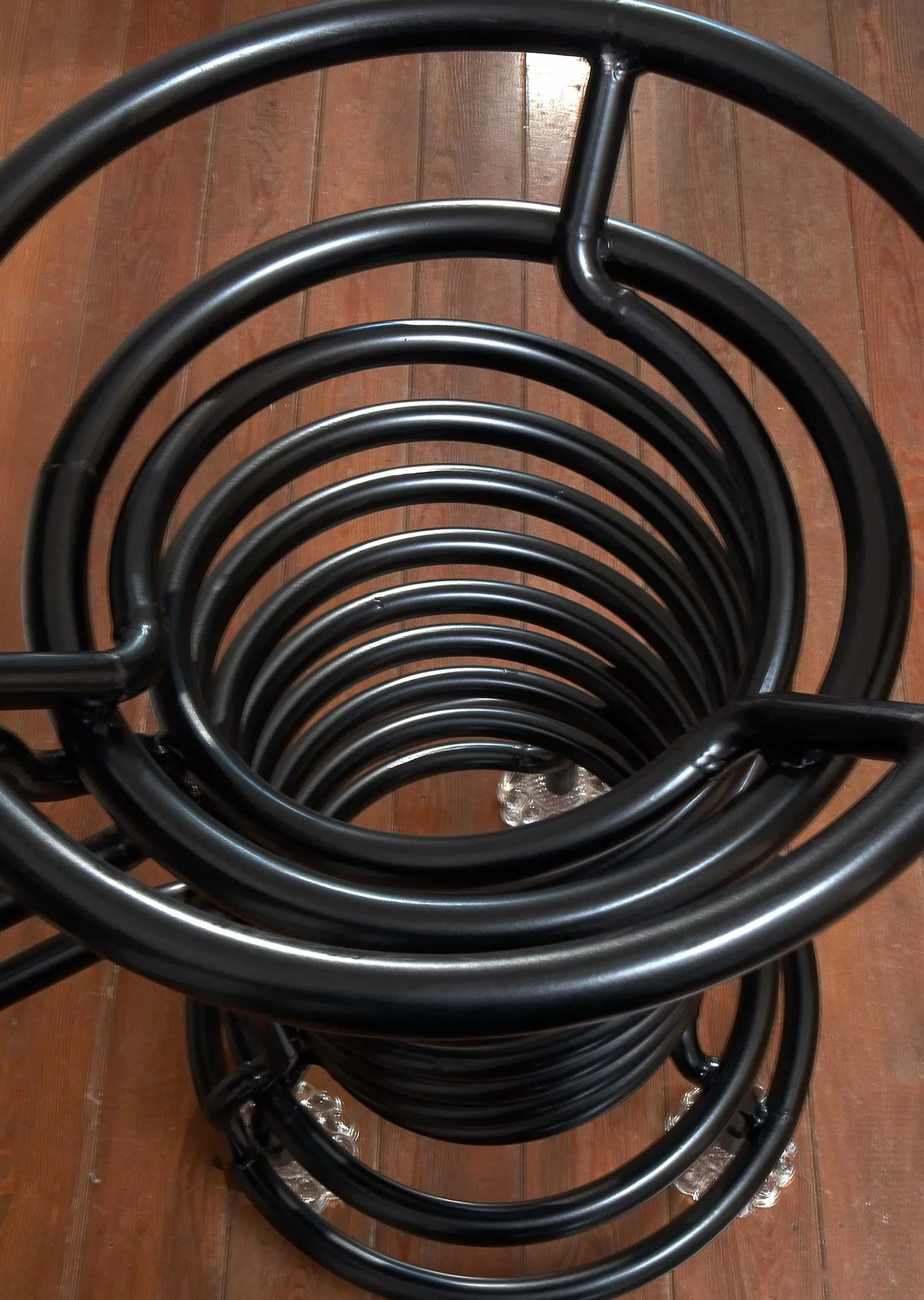 Three spirals embrace each other with circular motion, in the shape of an old stove, generating heat. Each spiral ends up being one of the elegant legs that support it. An ideal radiator for living rooms, restaurants and cafés, it could also stand in the bathroom, keeping your favourite towel warm… ›Photography Isabel Rottiers