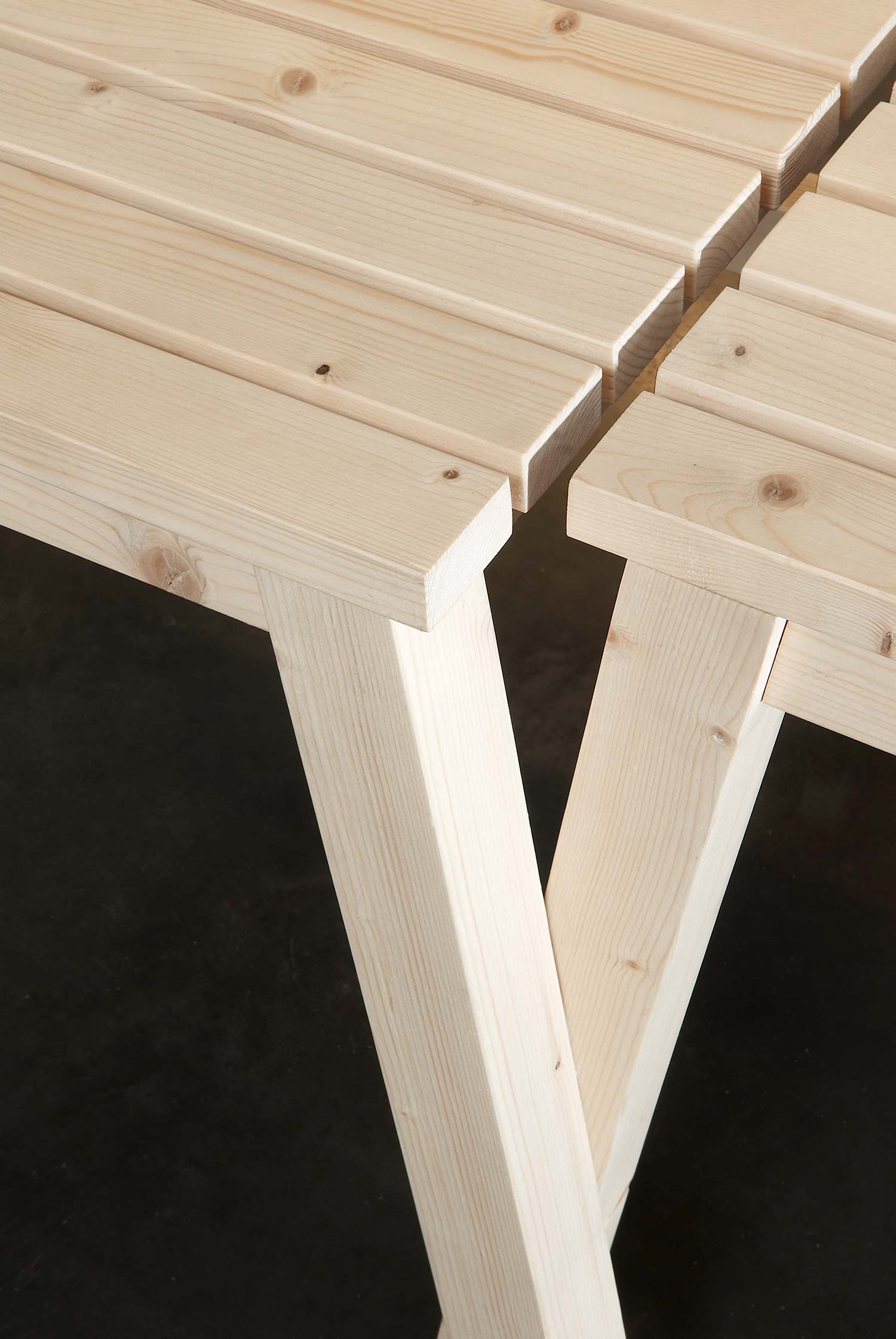 Which couple doesn’t cross legs under the table?