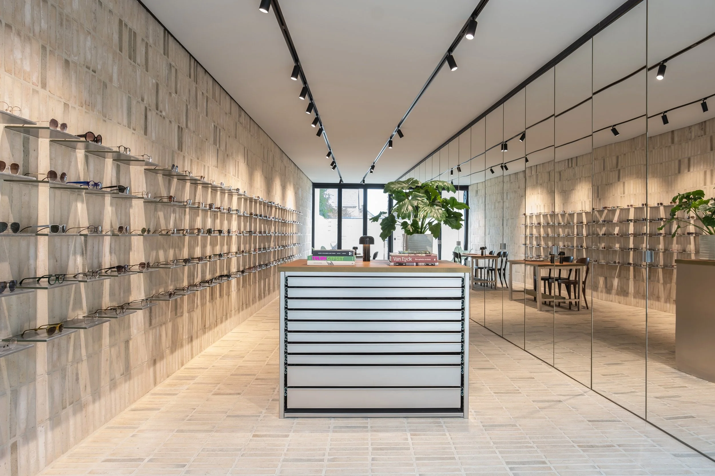  A rhythmic sequence of angled mirrored panels runs along the length of the store. Customers can experience their eyewear from multiple perspectives, while reflections draw daylight, movement and the surrounding context deep into the interior. By shi