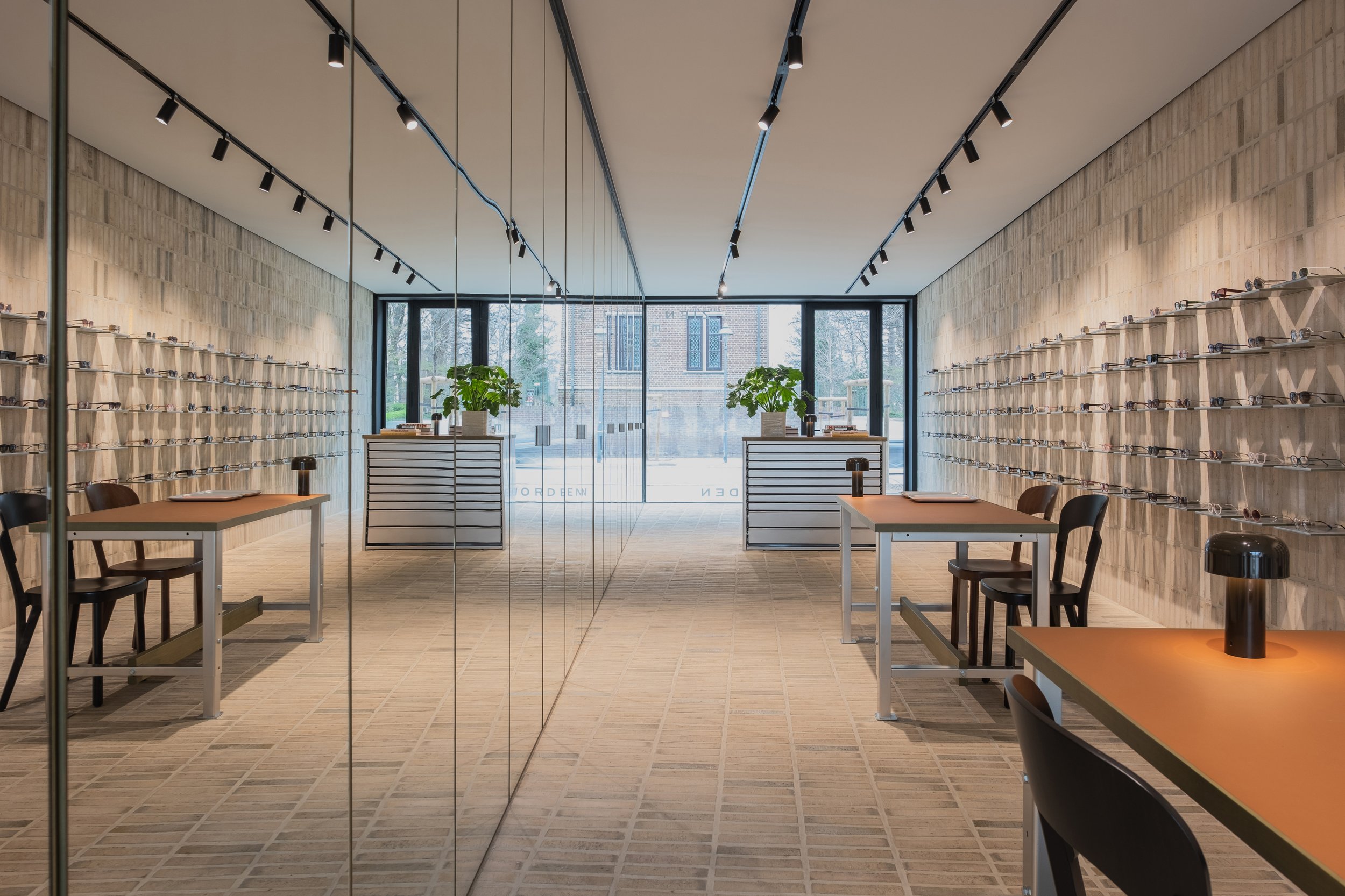  Materiality brings contrast and character. Brick extends from floor to wall, connecting the interior to its surroundings, while glass, steel and reflection create a lighter architectural framework. The transparent front and rear façades further blur