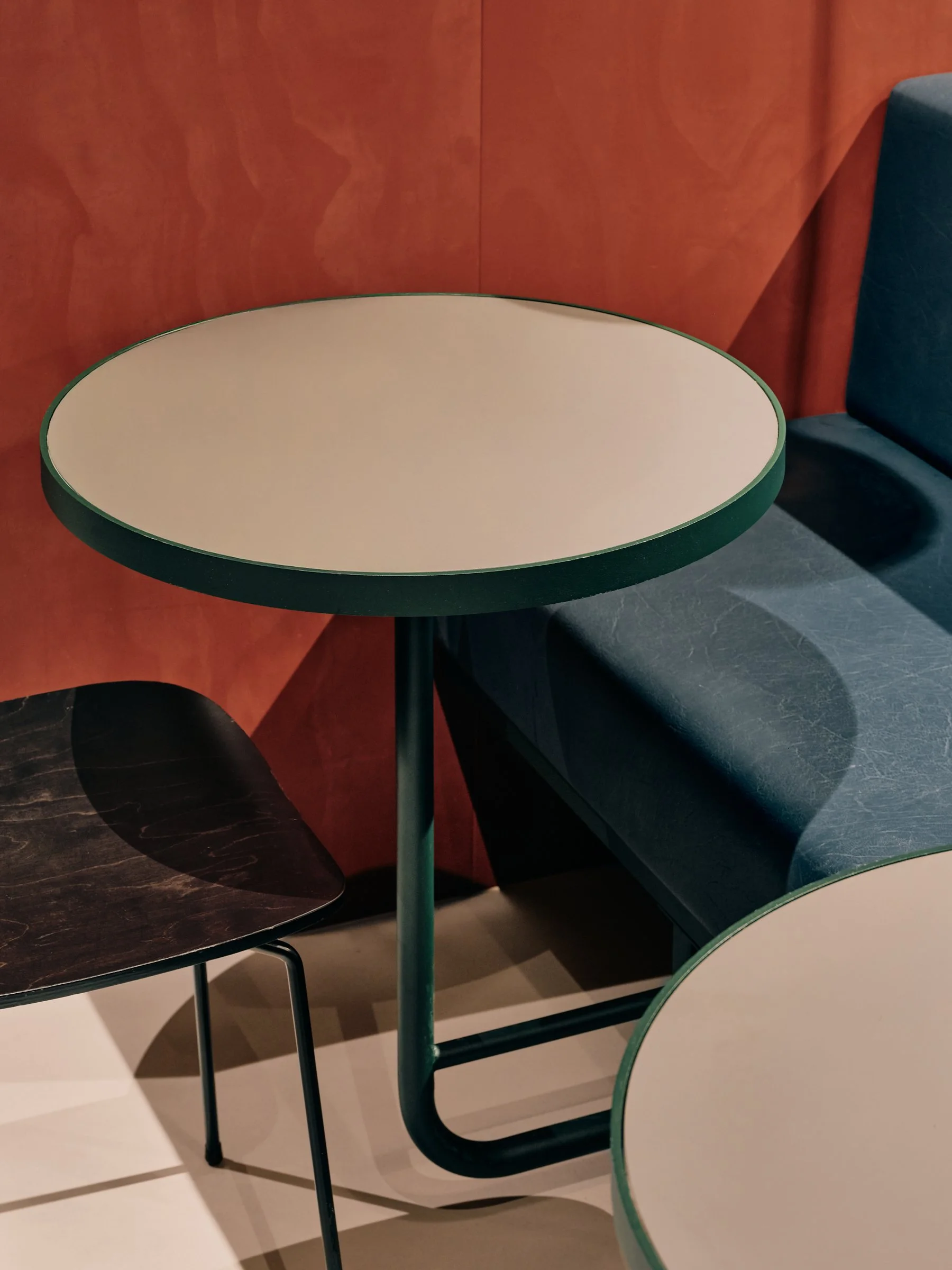  Warm red tones, deep green timber, textured surfaces and playful lighting bring richness and character, while planting softens the architectural framework. At the heart of the seating area, a burrito display incorporating a distinctive ‘Z’ for Zwoll