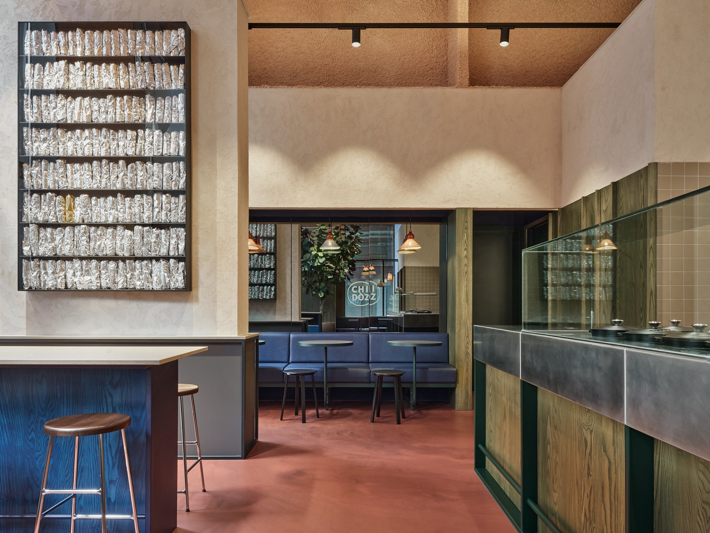  With the recognizable Chidoz identity as its starting point, the interior introduces a more refined spatial language — balancing the energy of a Mexican fast-casual restaurant with warmth, materiality and a sense of permanence. 