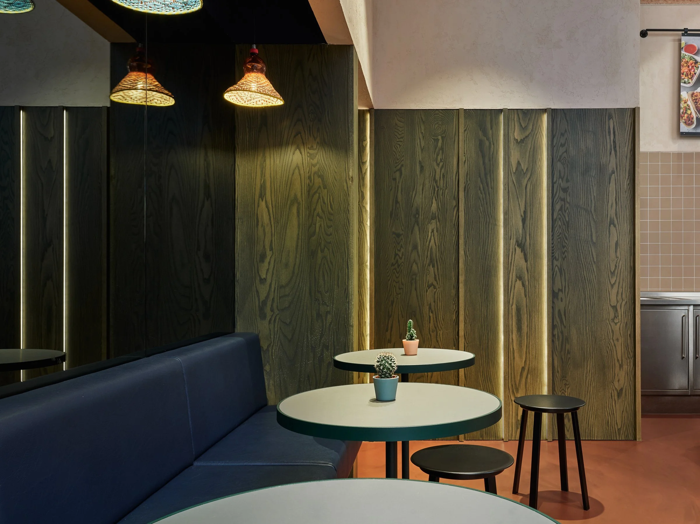  The spatial composition plays with framing, reflection and depth. A strategically positioned mirror extends the interior beyond its physical boundaries, creating unexpected sightlines and moments of discovery. Integrated display elements add another