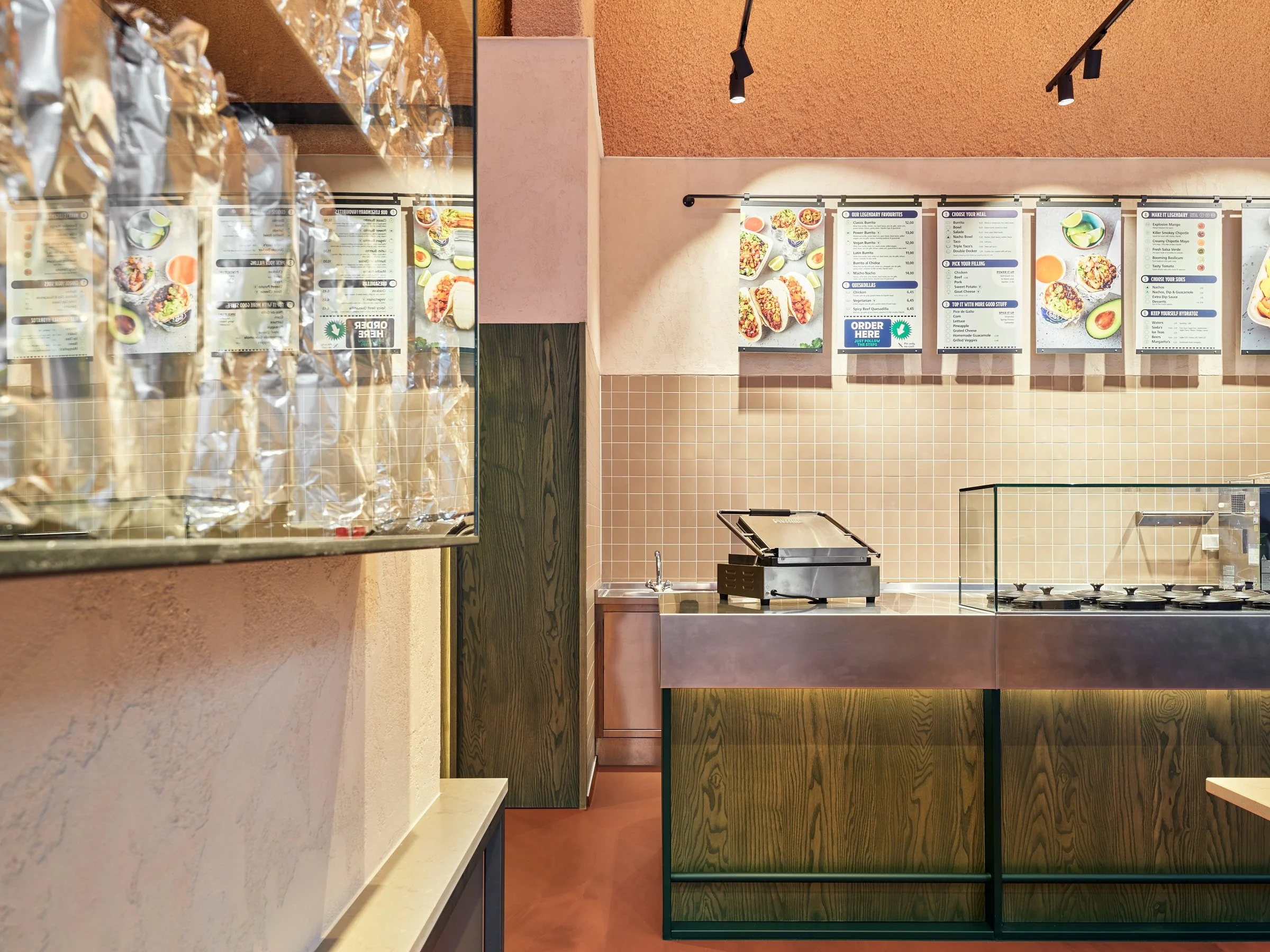  A modular approach connects the different elements throughout the interior, creating a coherent framework for counter, display and seating. Within this structure, more intimate seating areas bring comfort and warmth to the fast-casual environment. 