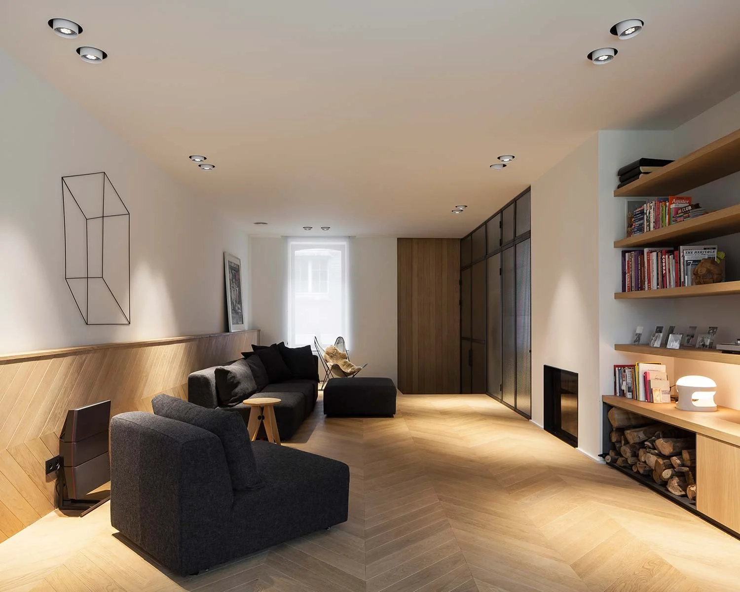 Oak, wired glass in slender metal frames, marble and concrete form the foundation of the material palette. Light, warm tones are combined with deep shades of blue and subtle industrial references, creating an interior that feels both contemporary an