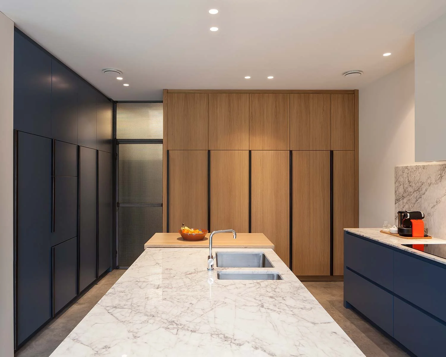  Throughout the interior, distinctive door handles become recurring details. Their sculptural outlines articulate doors and cabinetry, adding character and creating a subtle signature that connects the different spaces. 