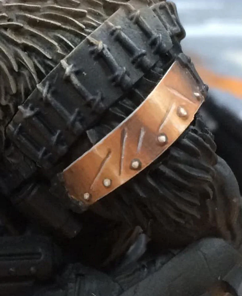 The rivets, scratches and perimeter of the plate are edge highlighted with Menoth White Highlight. You can call it job done at this stage!