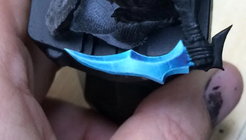 The whole blade was glazed with a very thin glaze (10/1 water to paint) Meridius Blue to tie our highlights and shades together. And we're done!
