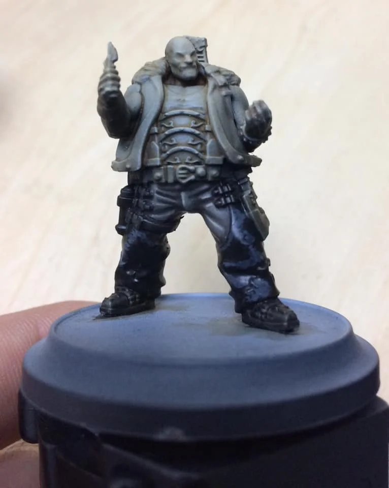 Step 1 - the highlights are stippled on over our black basecoat roughly with Ironhull Grey. I am loosely following the folds in the material however I'm using a sketchy, stabby motion with the brush.