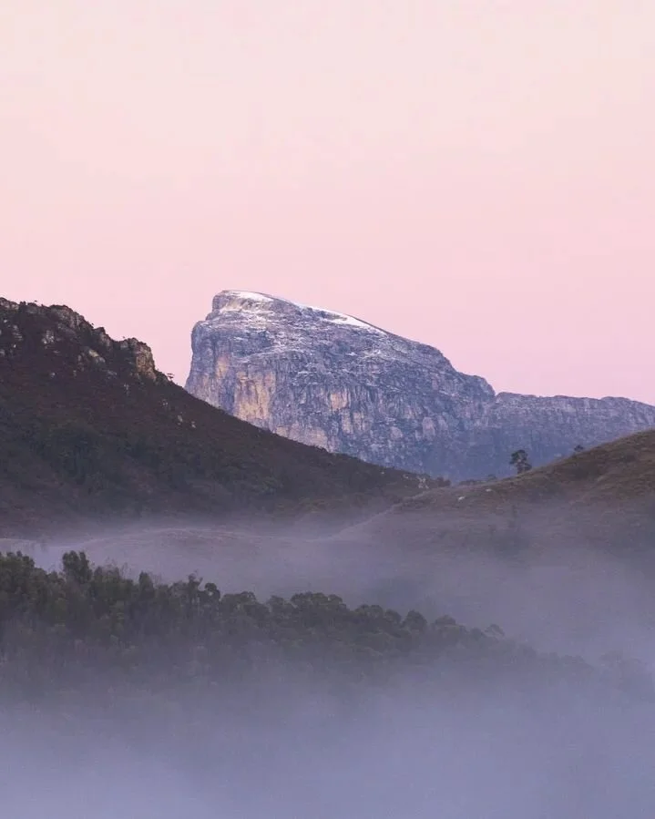Frenchman's Cap, Tasmania 

A remote and extremely beautiful part of Southwest Tasmania.
--------------------------------------------------------------------⁠
Nikon Z6
Nikkor 70-300mm f/4.5
f/8
1/250s
ISO3200⁠
----------------------------------------
