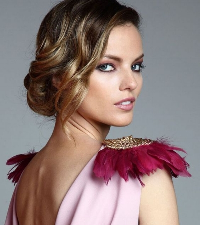 Hombreras con plumas. Un detalle delicado y con mucho estilo. 