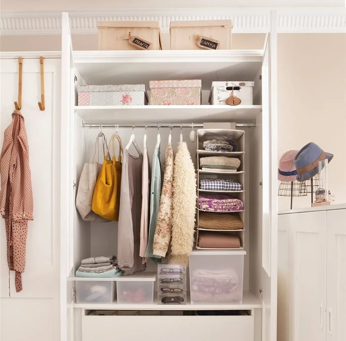 interior-de-armario-de-dormitorio-con-orden_699x689_221e43a5.jpg