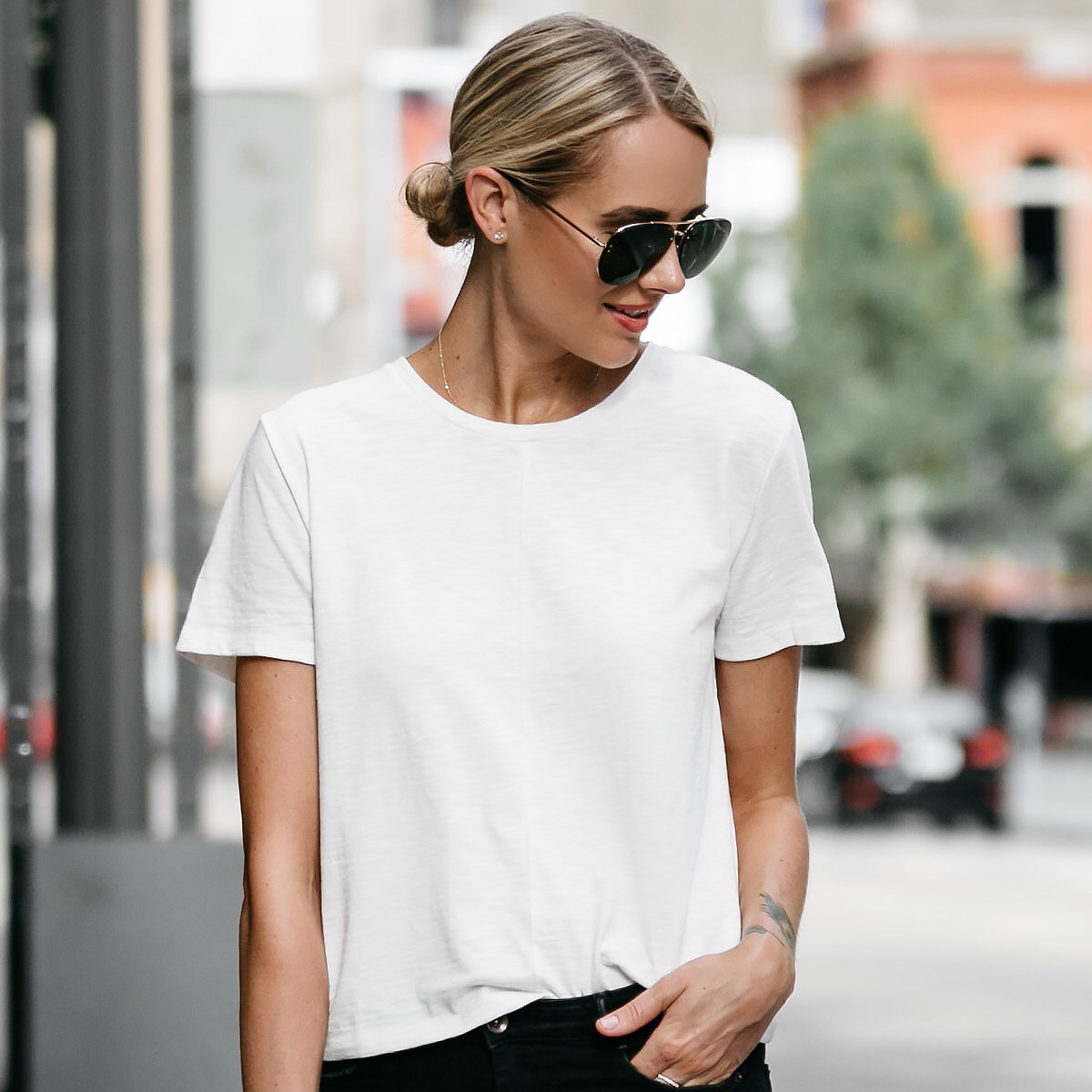 Visible rosario tubo T-shirt blanca: cinco outfits diferentes — Project Glam