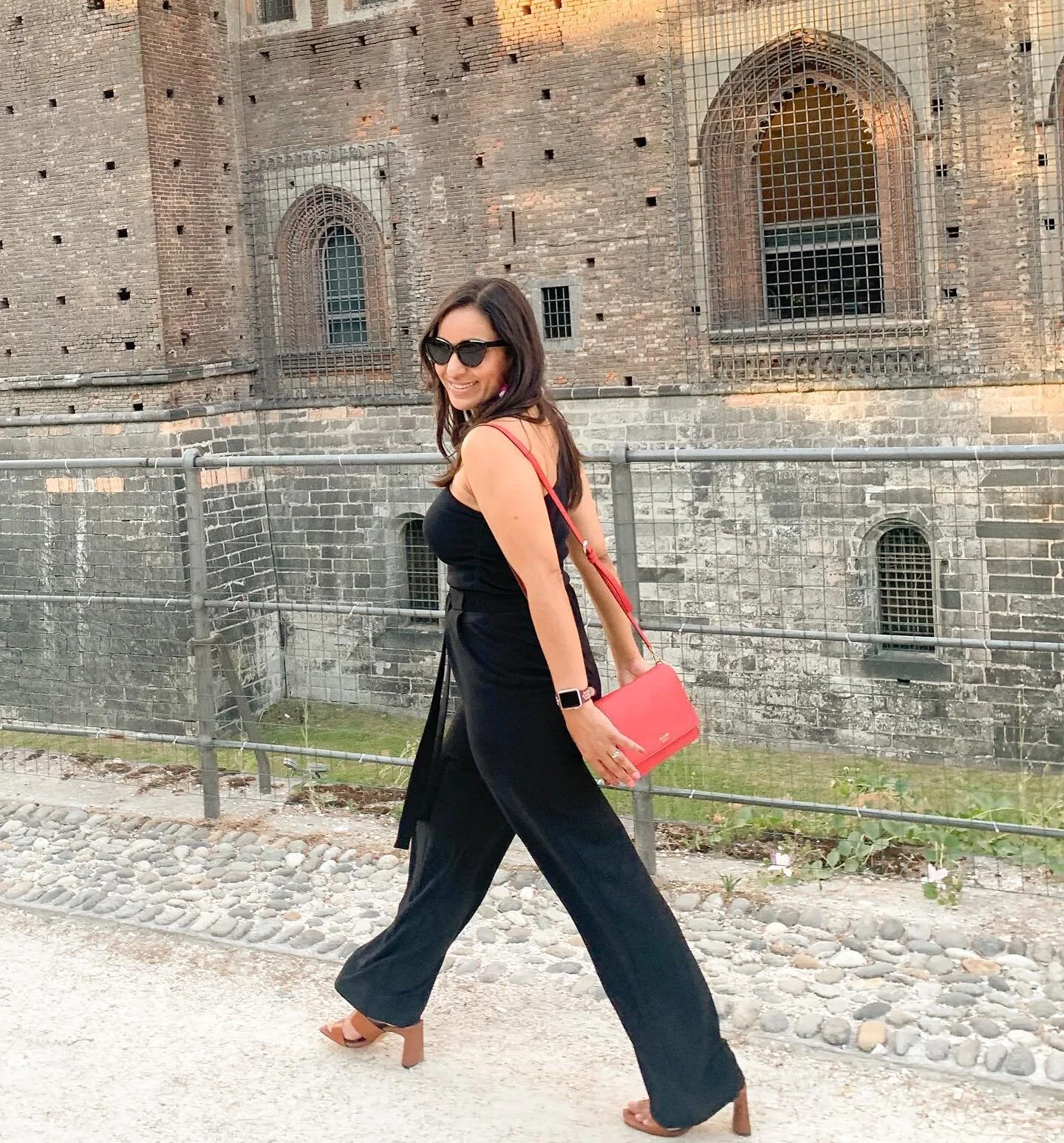 Fashion Dani 
⁣
👠Look de un solo color te hace ver m&aacute;s estilizada. No tiene que ser negro, pero si monocrom&aacute;tico. ⁣⁣
⁣⁣
👛La cartera roja le da el toque de color necesario ⁣. 
⁣⁣
👠Los zapatos ayudan a estilizar ⁣⁣
 ⁣⁣
😉La sonrisa es 