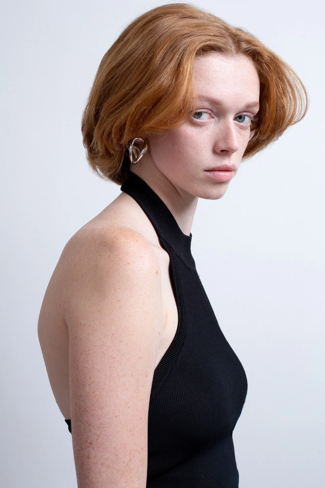 BEND earring Julia Bartsch Jewellery silver model 01.JPG