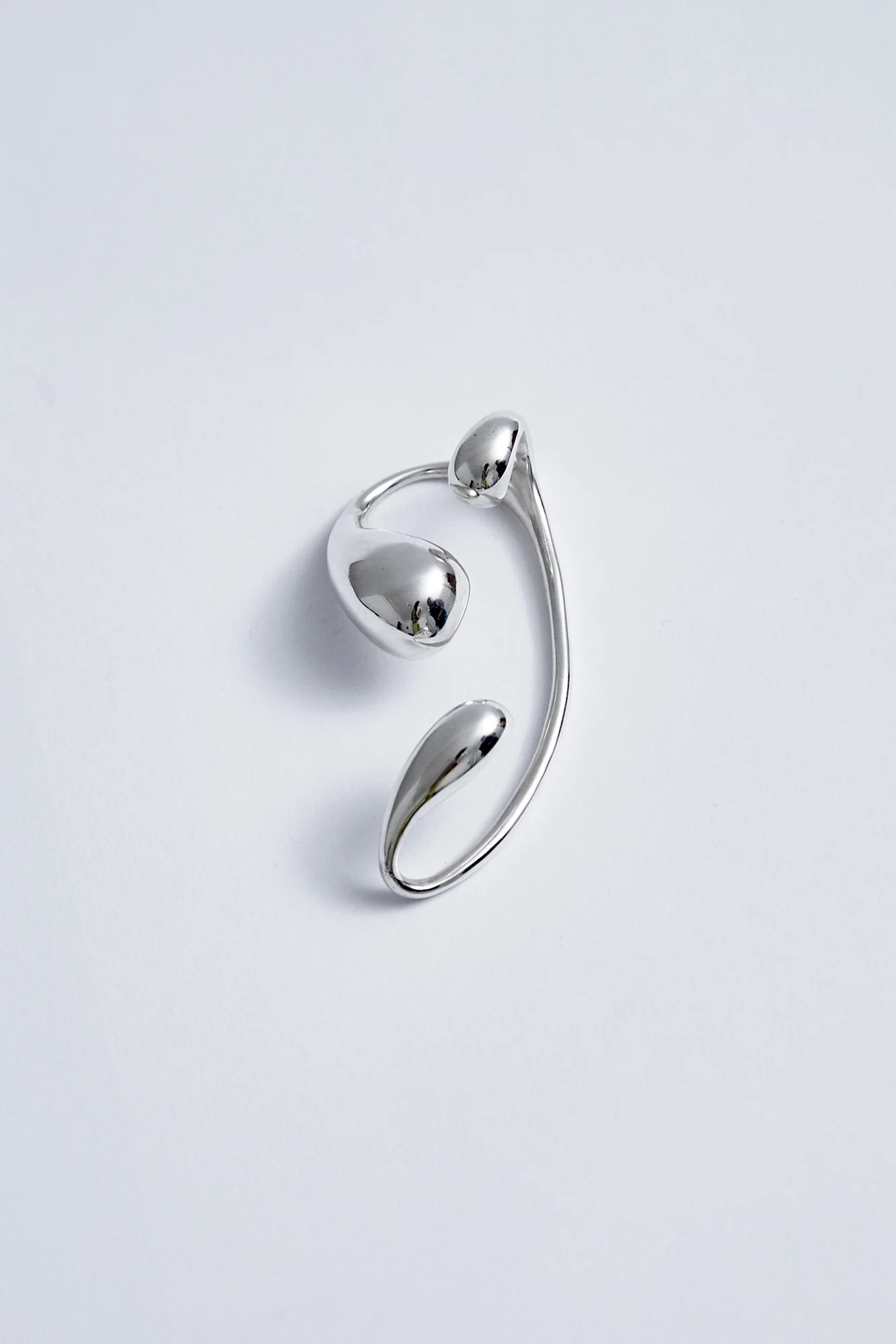 Julia Bartsch Jewellery Ora ear cuff silver 3.JPG