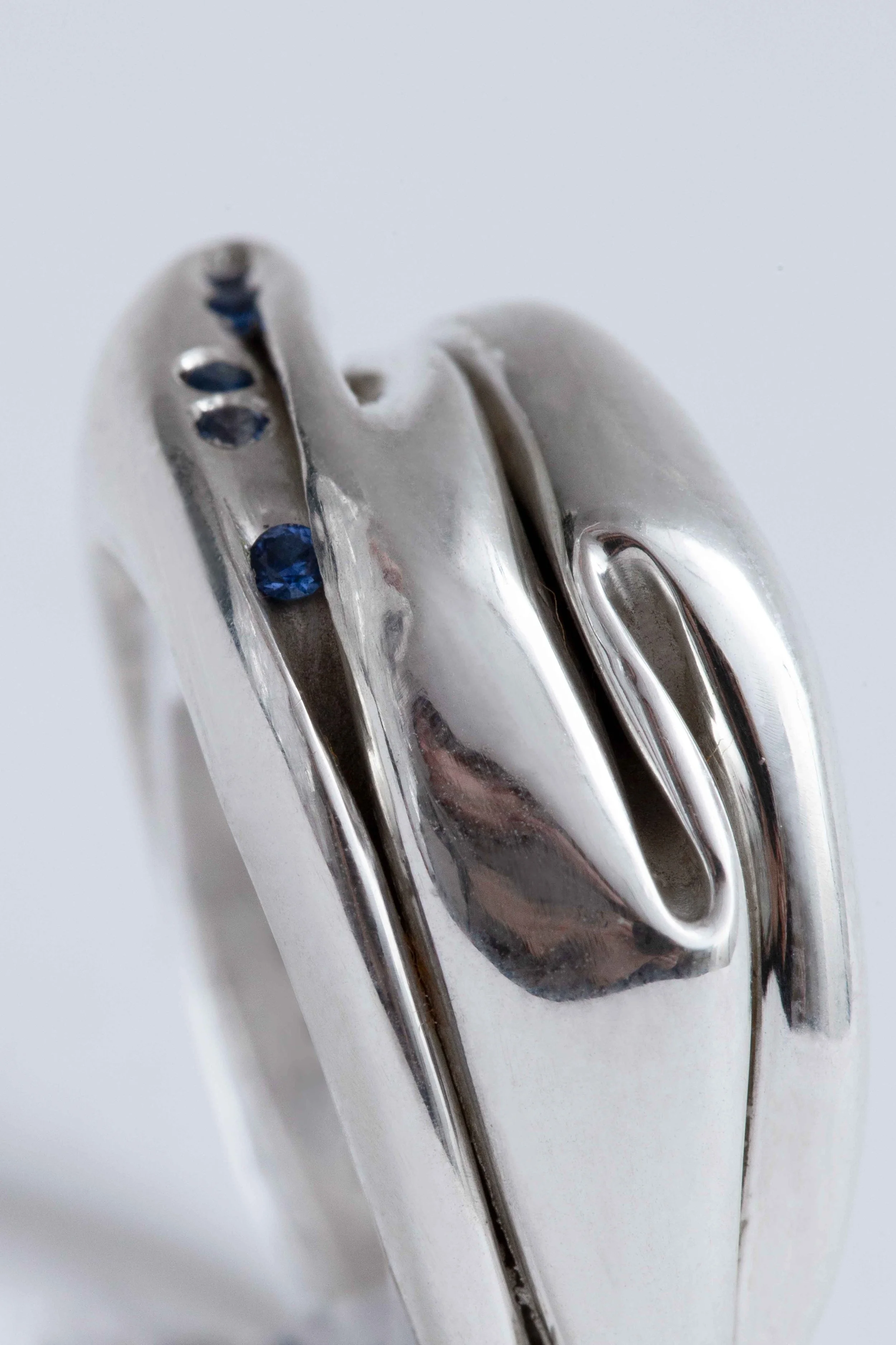 closeup-scattered-sapphires-designer-jewellery-paris-julia-bartsch.jpg