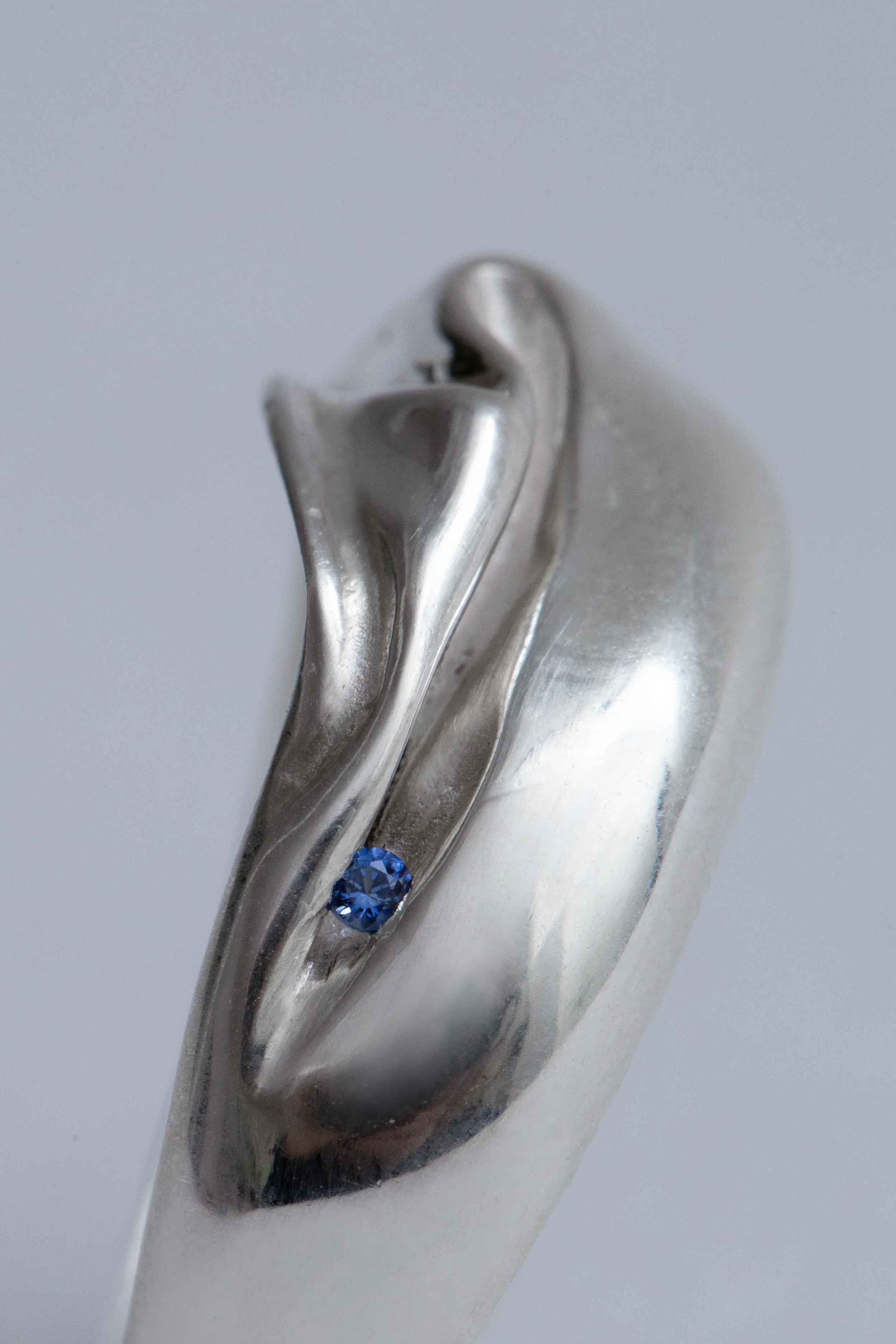 fold-metal-silver-sapphire-detail-julia-bartsch.jpg