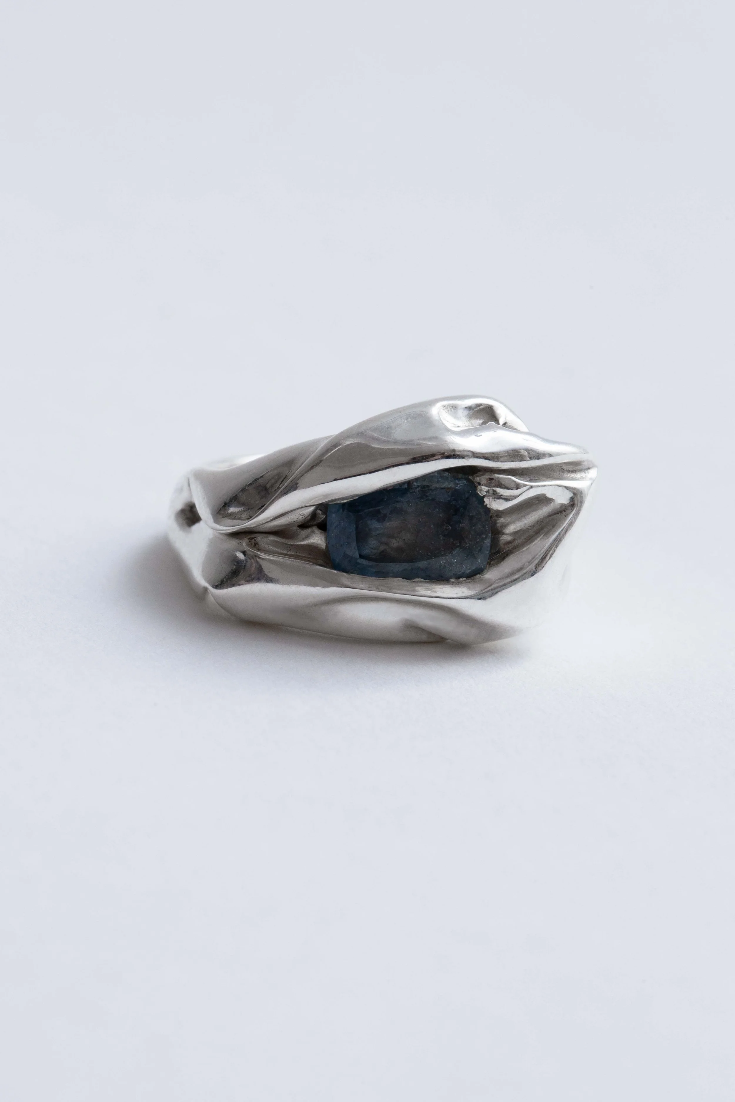 artisan-crafted-sapphire-silver-jewellery-paris-closeup-julia-bartsch.jpg
