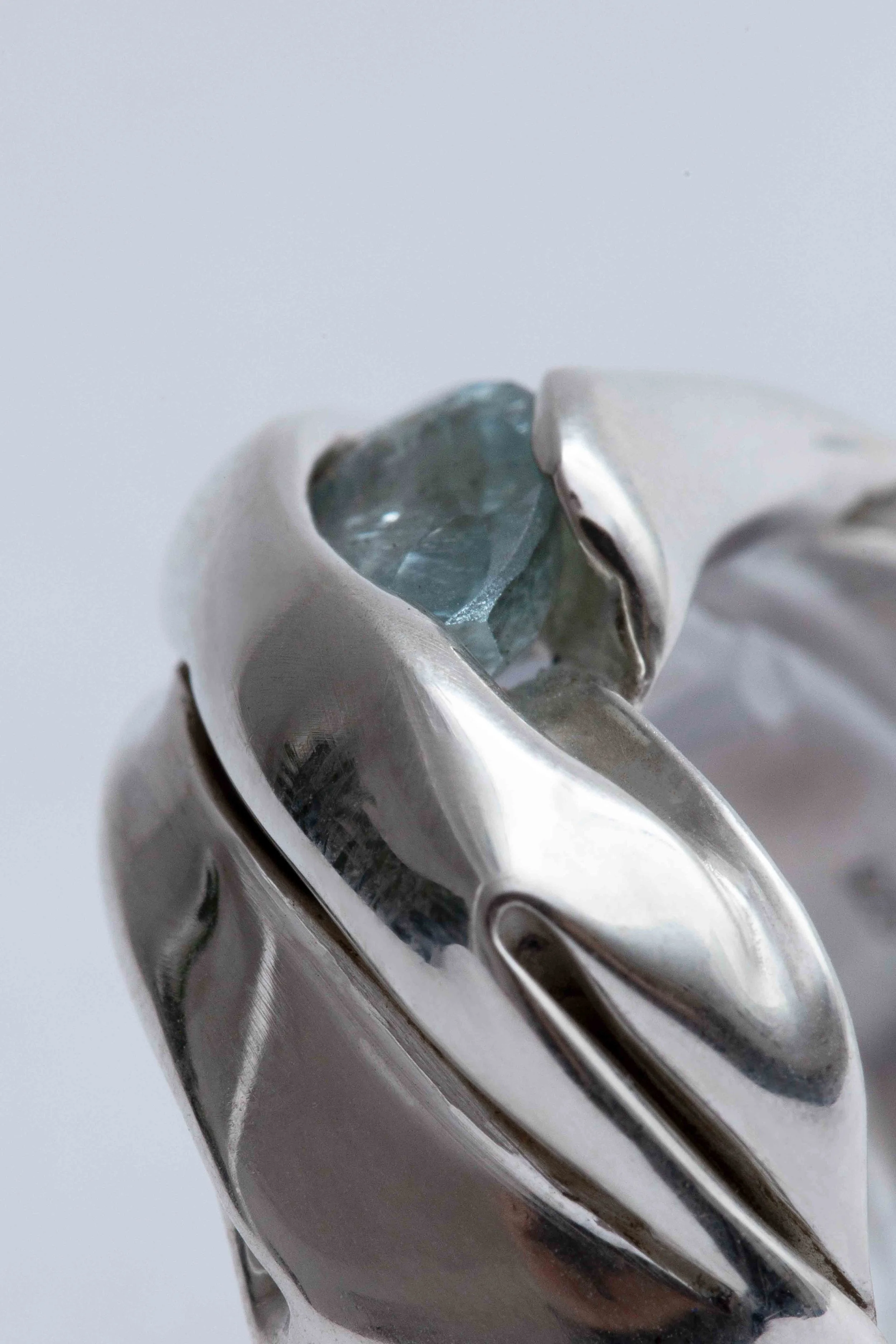 zoom-closeup-gemstone-pale-green-sapphire-julia-bartsch.jpg