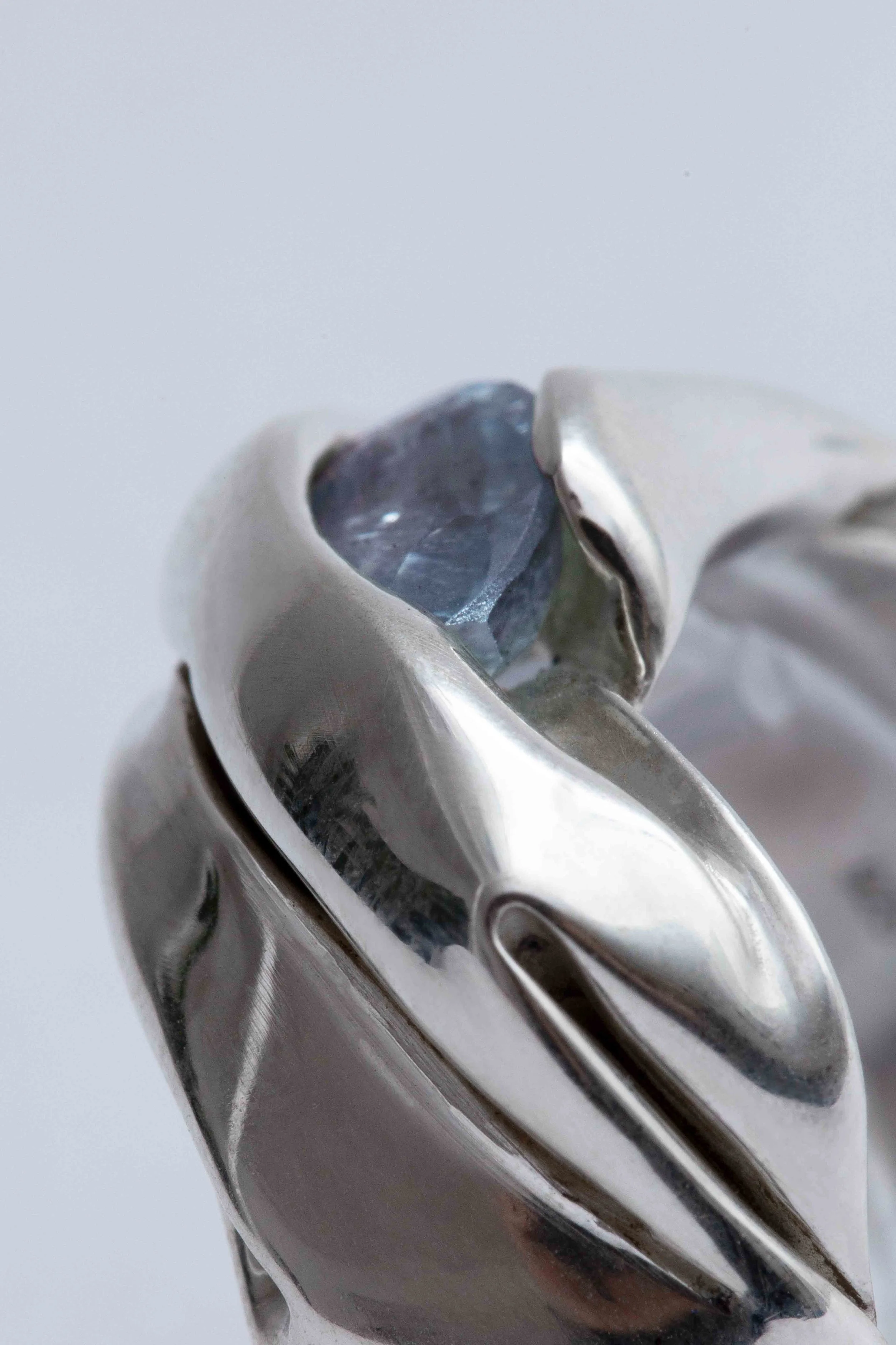 E-zoom-closeup-gemstone-pale-green-sapphire-julia-bartsch.jpg