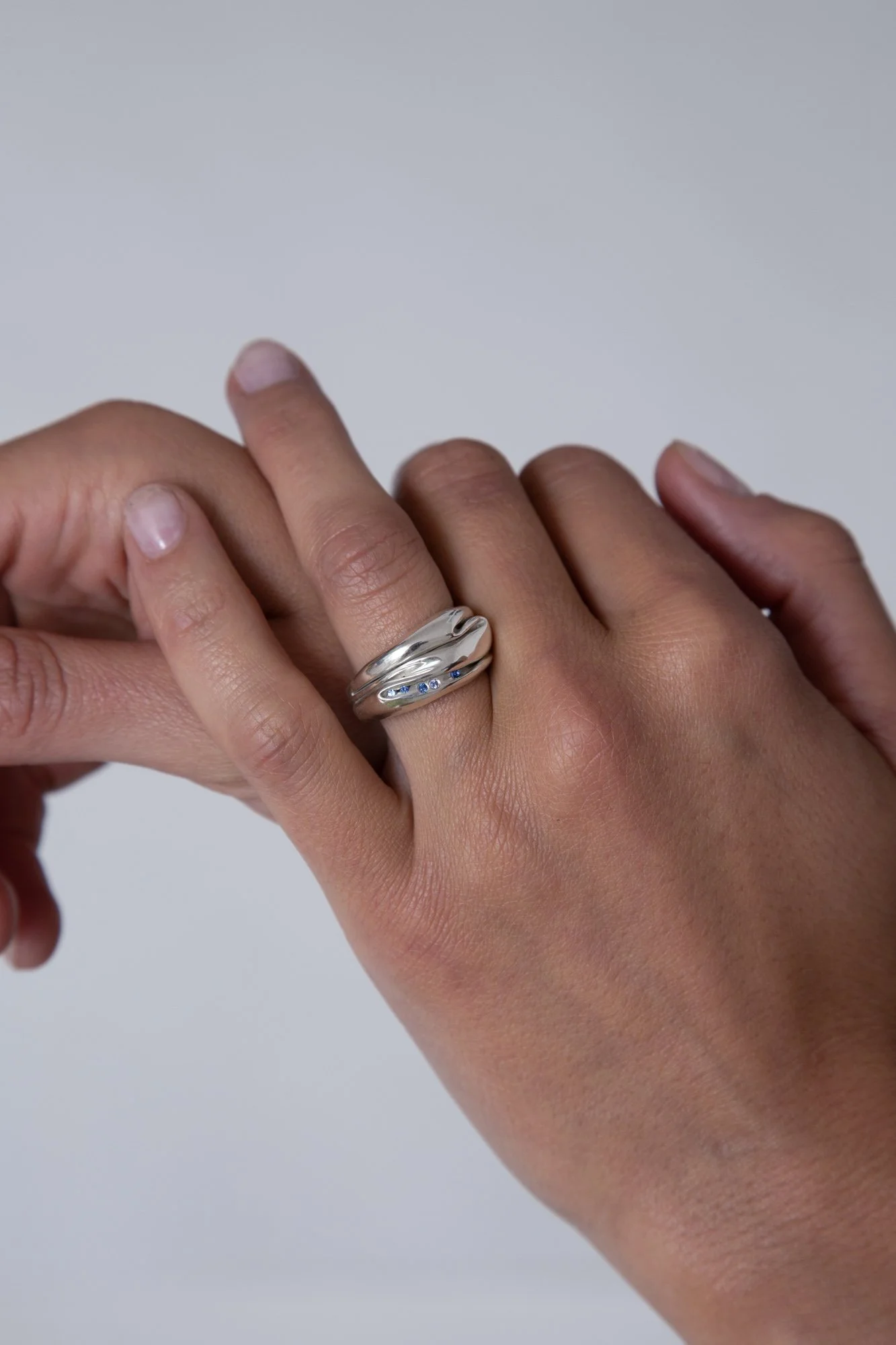 statement-sapphire-ring-detail-worn-model-julia-bartsch.JPG