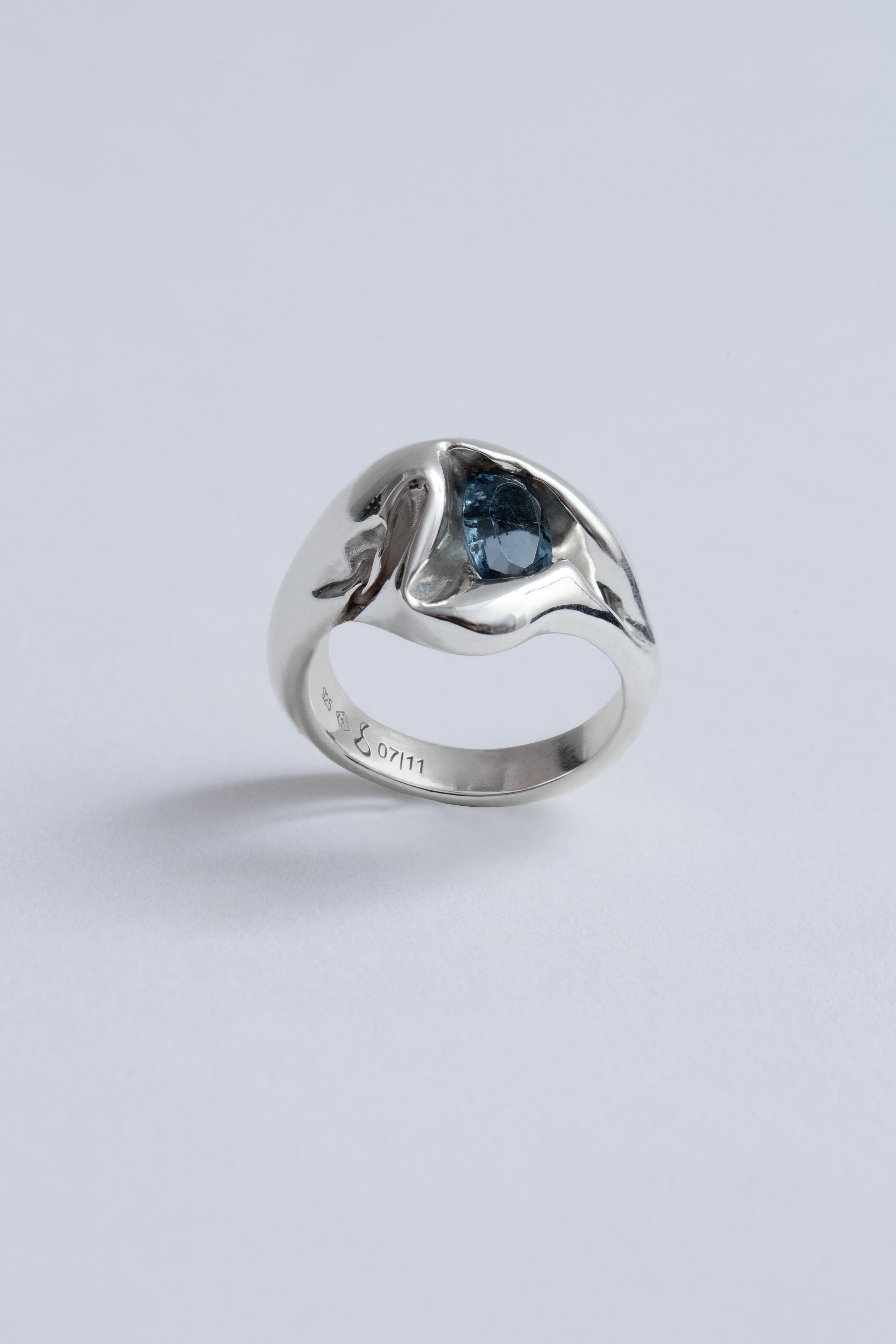 blue-sapphire-ring-designer-front-julia-bartsch.jpg