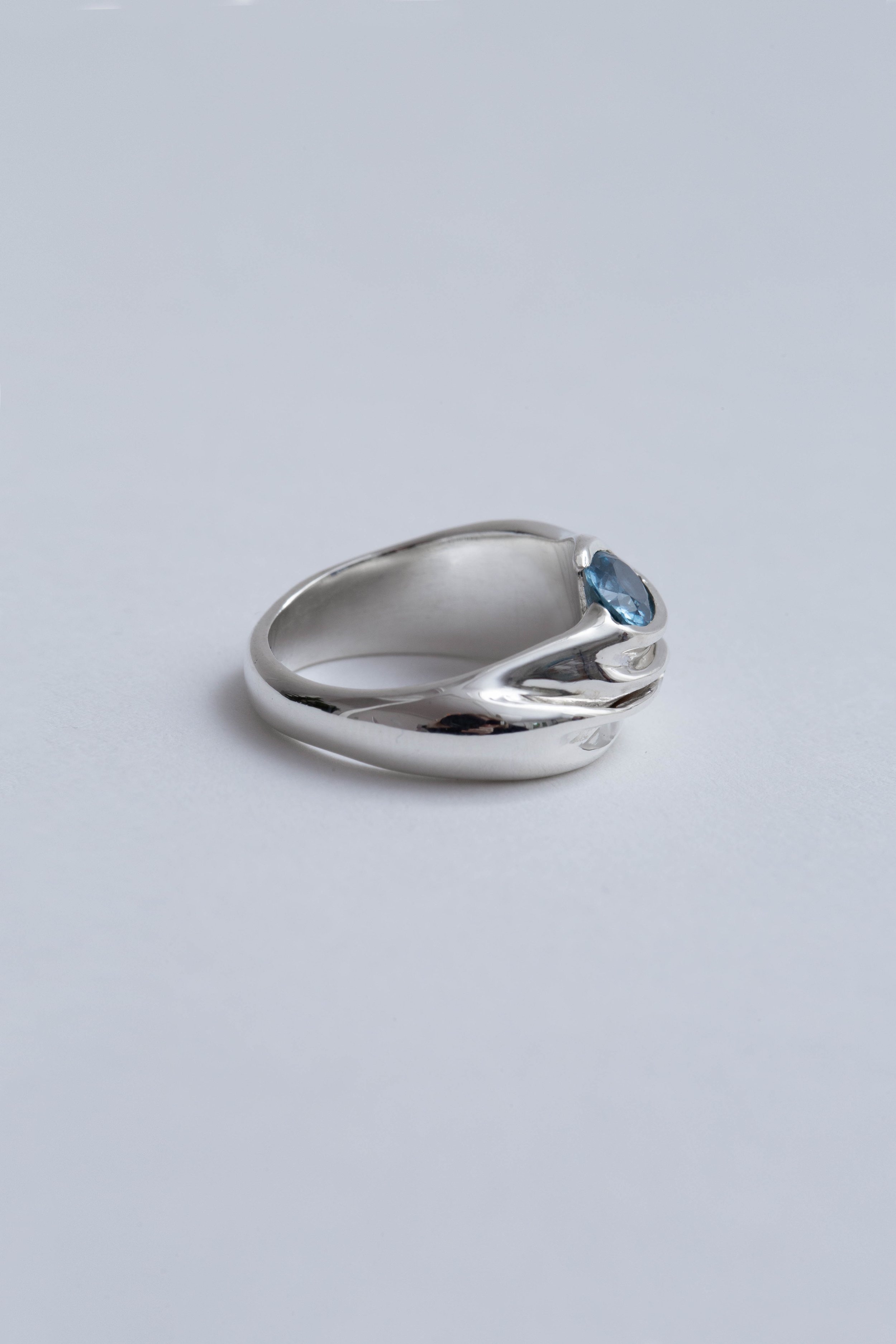 deep-blue-sapphire-silver-ring-side-wavy-julia-bartsch.jpg