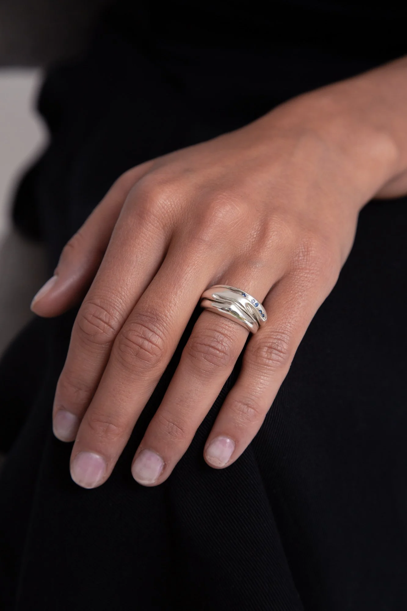artisan-sapphire-engagement-ring-paris-julia-bartsch.JPG