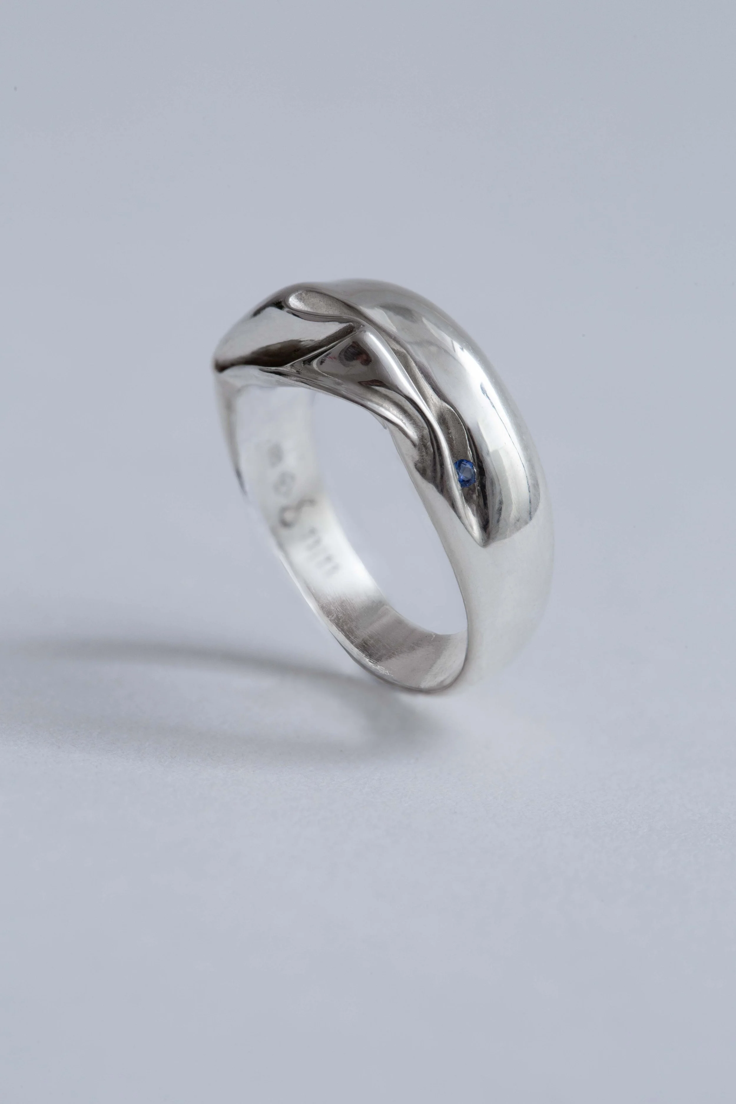 sculptural-sapphire-ring-font-julia-bartsch.jpg
