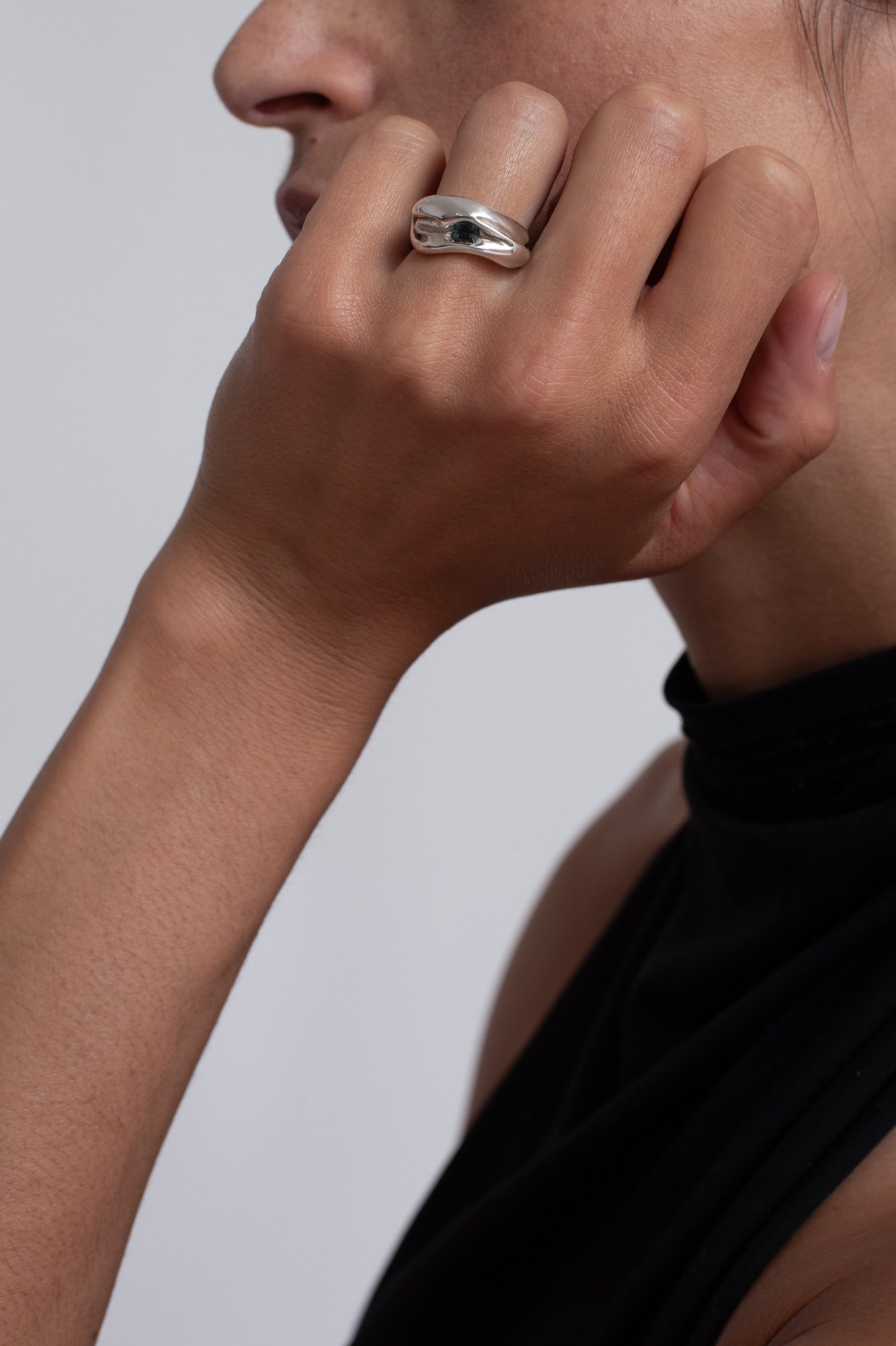 sculptural-sapphire-gemstone-ring-paris-julia-bartsch.JPG