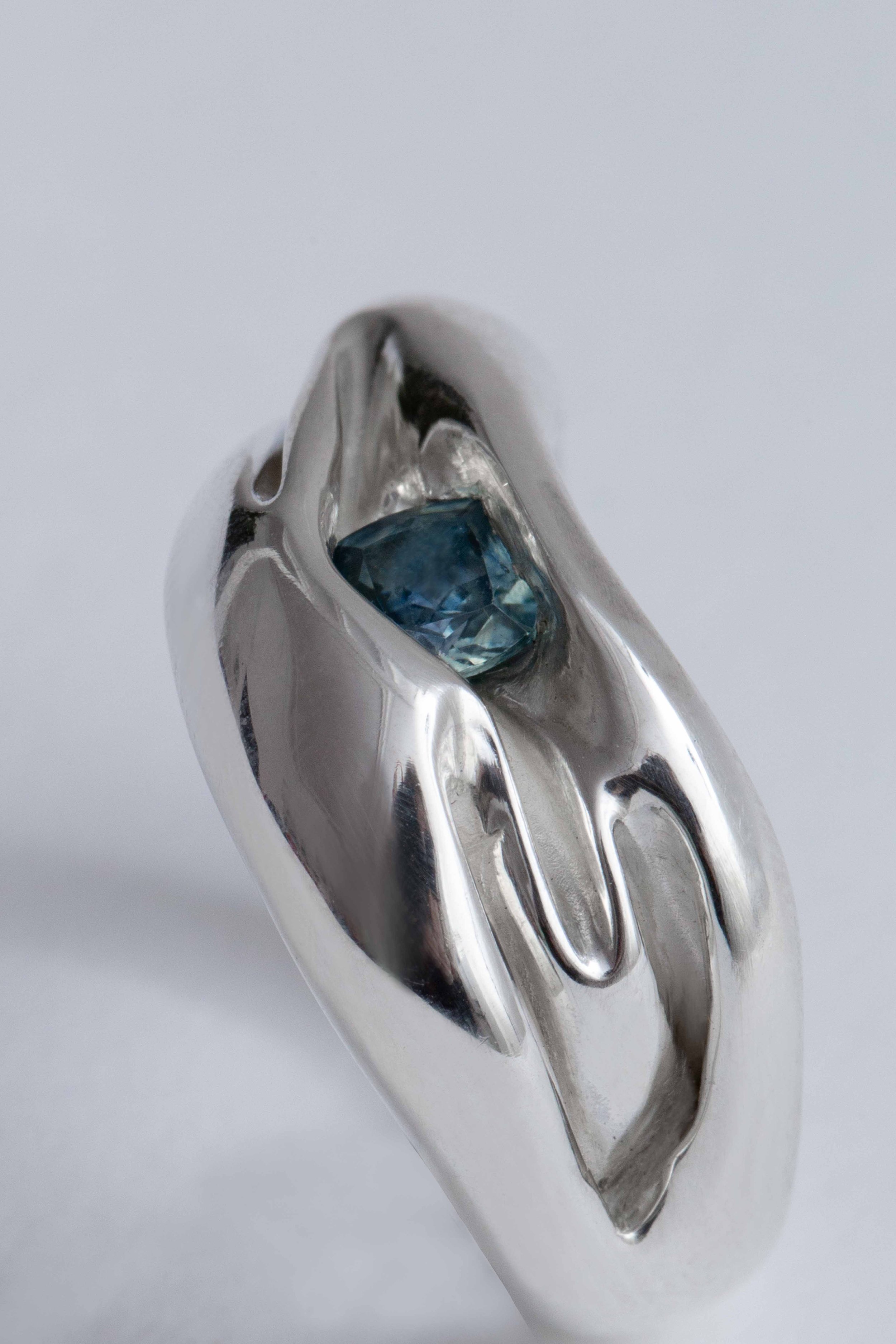 gemstone-closeup-blue-sapphire-ring-julia-bartsch.jpg