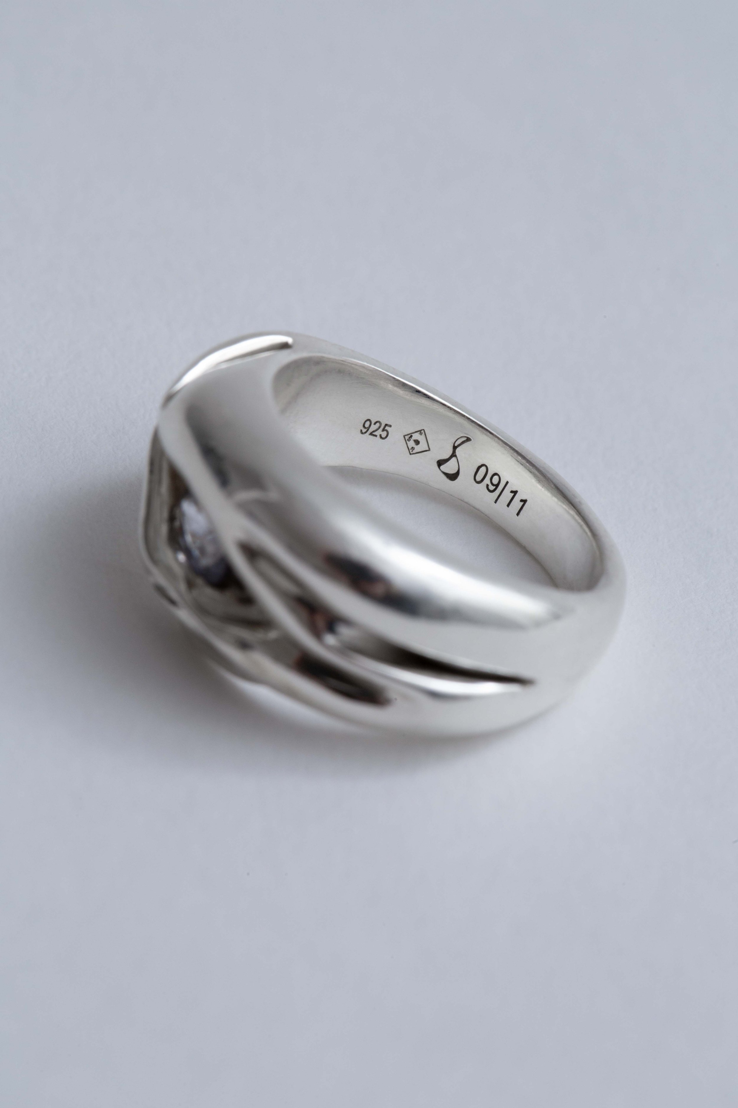 engraved-sapphire-silver-ring-paris-julia-bartsch.jpg