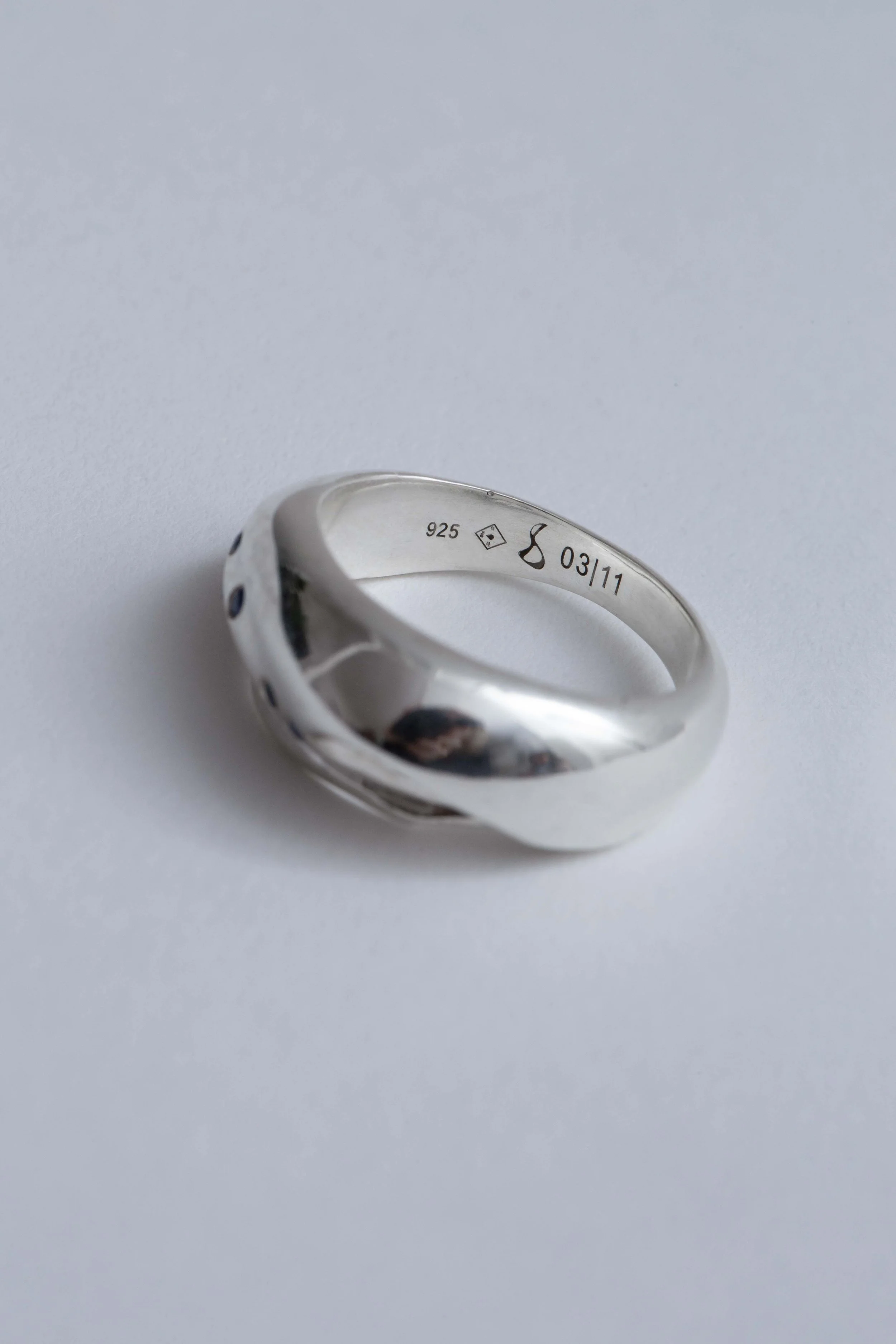 engraved-scattered-blue-sapphire-ring-silver-julia-bartsch.jpg