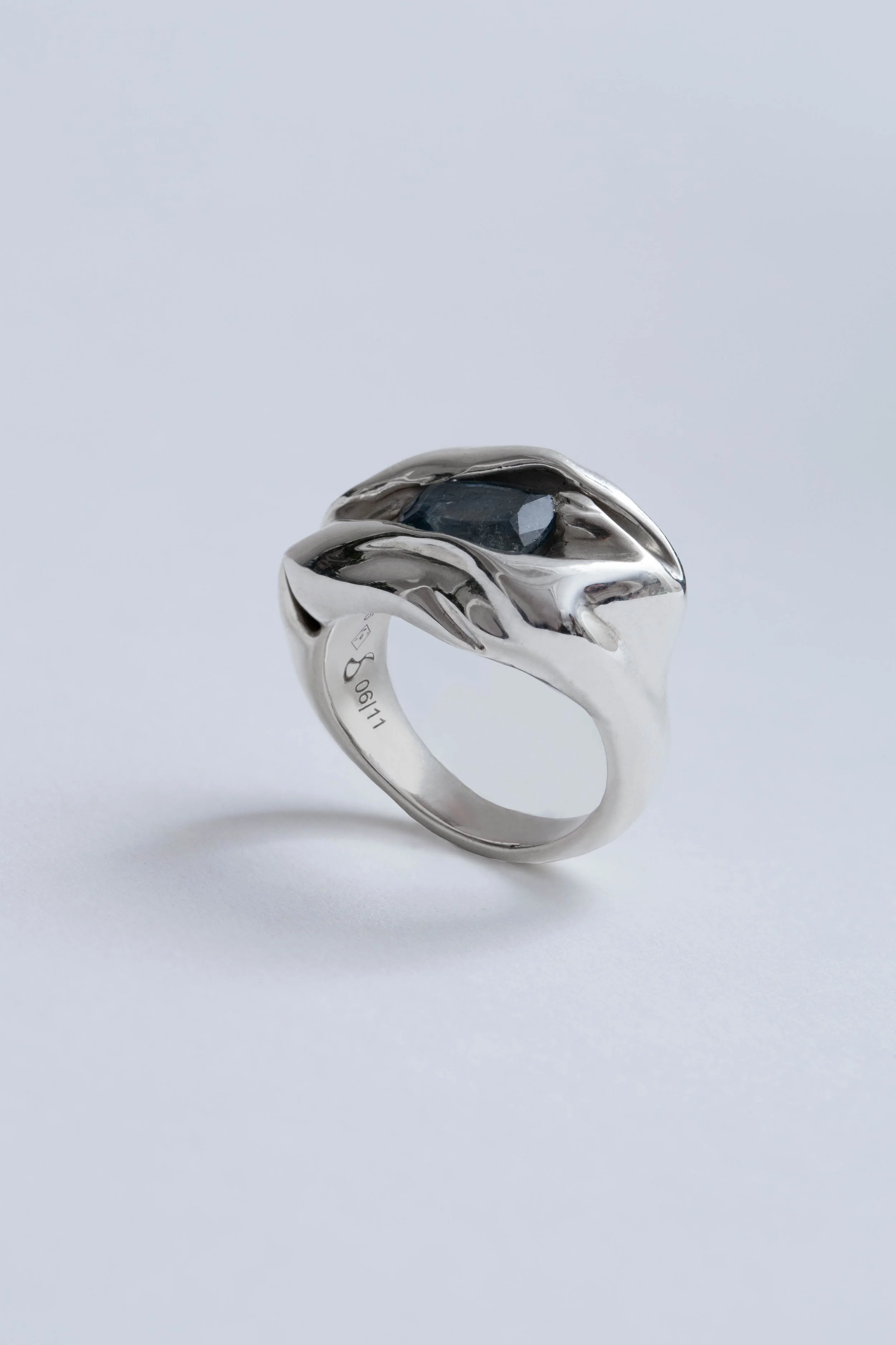 handmade-sapphire-ring-statement-paris-julia-bartsch.jpg