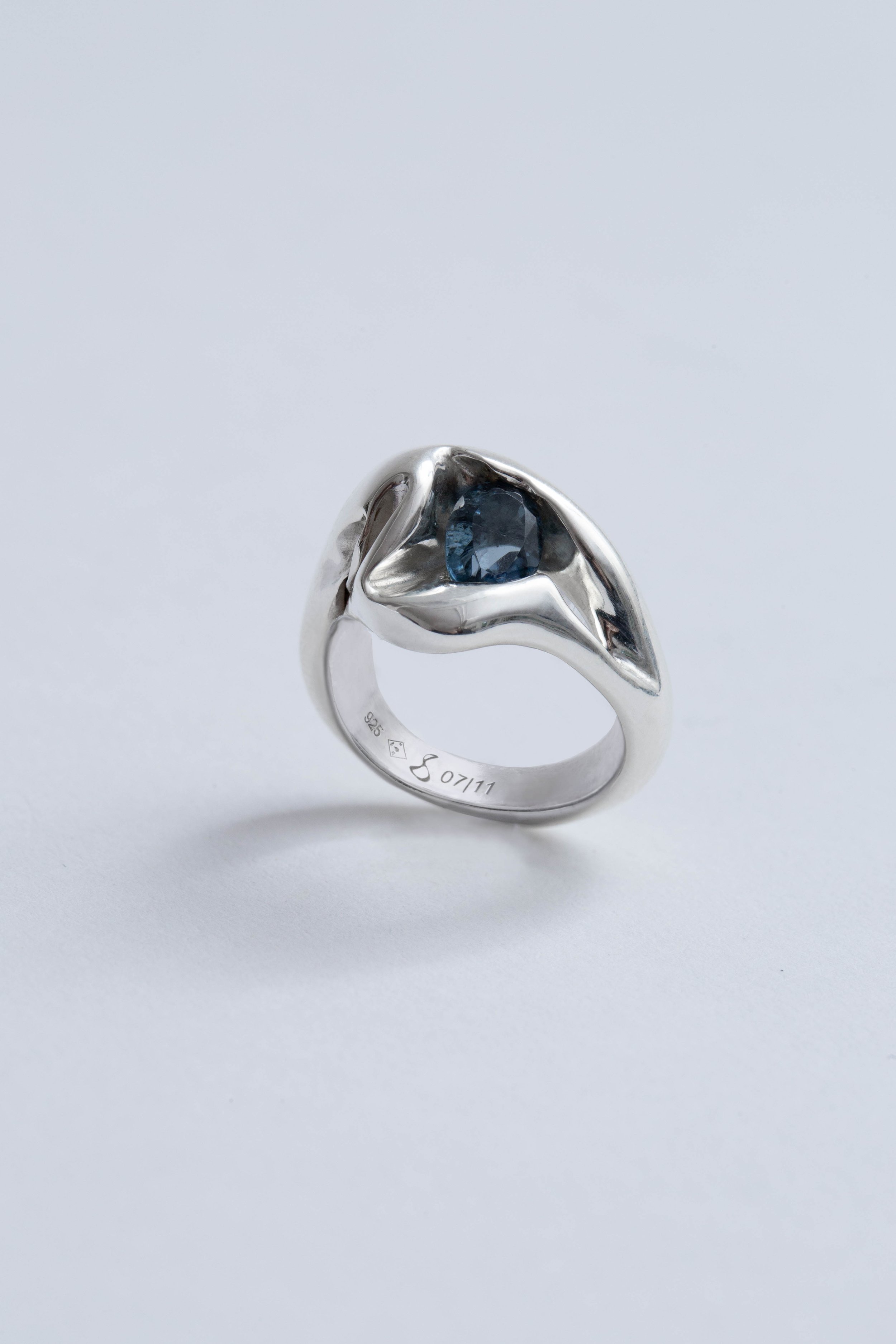 blue-sapphire-engagement-ring-silver-julia-bartsch.jpg