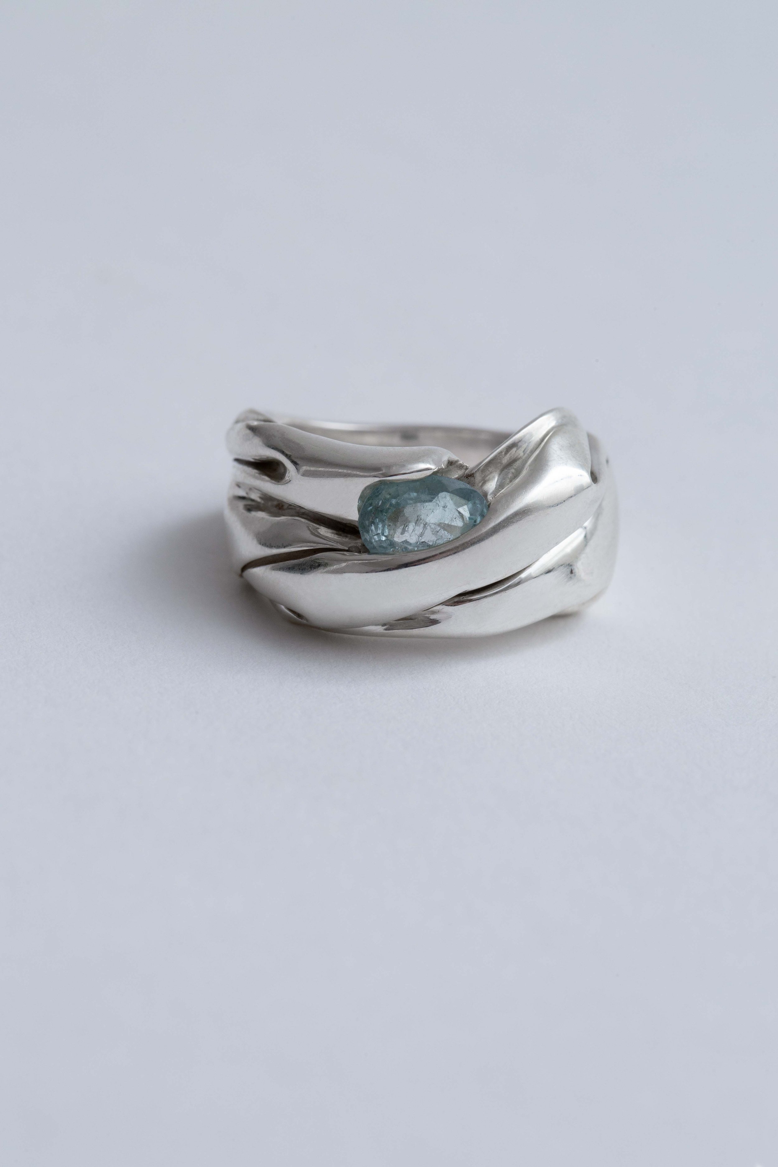 gemstone-sapphire-silver-ring-contemporary-design-julia-bartsch.jpg