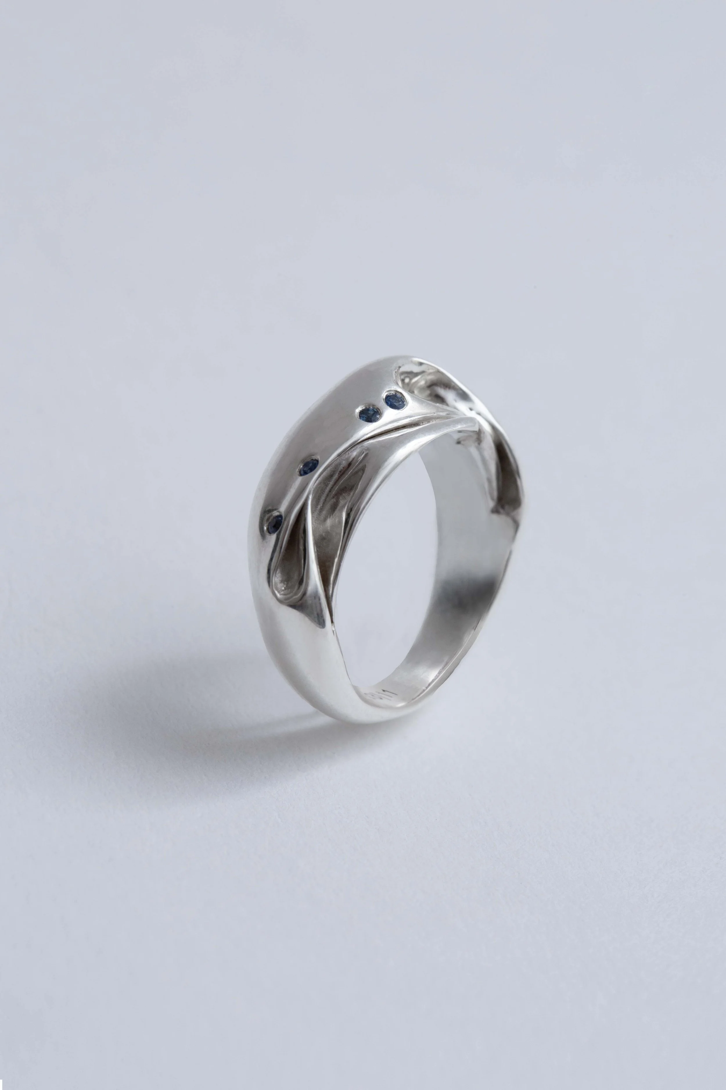 scattered-blue-sapphire-sterling-silver-ring-folds-side-julia-bartsch.jpg
