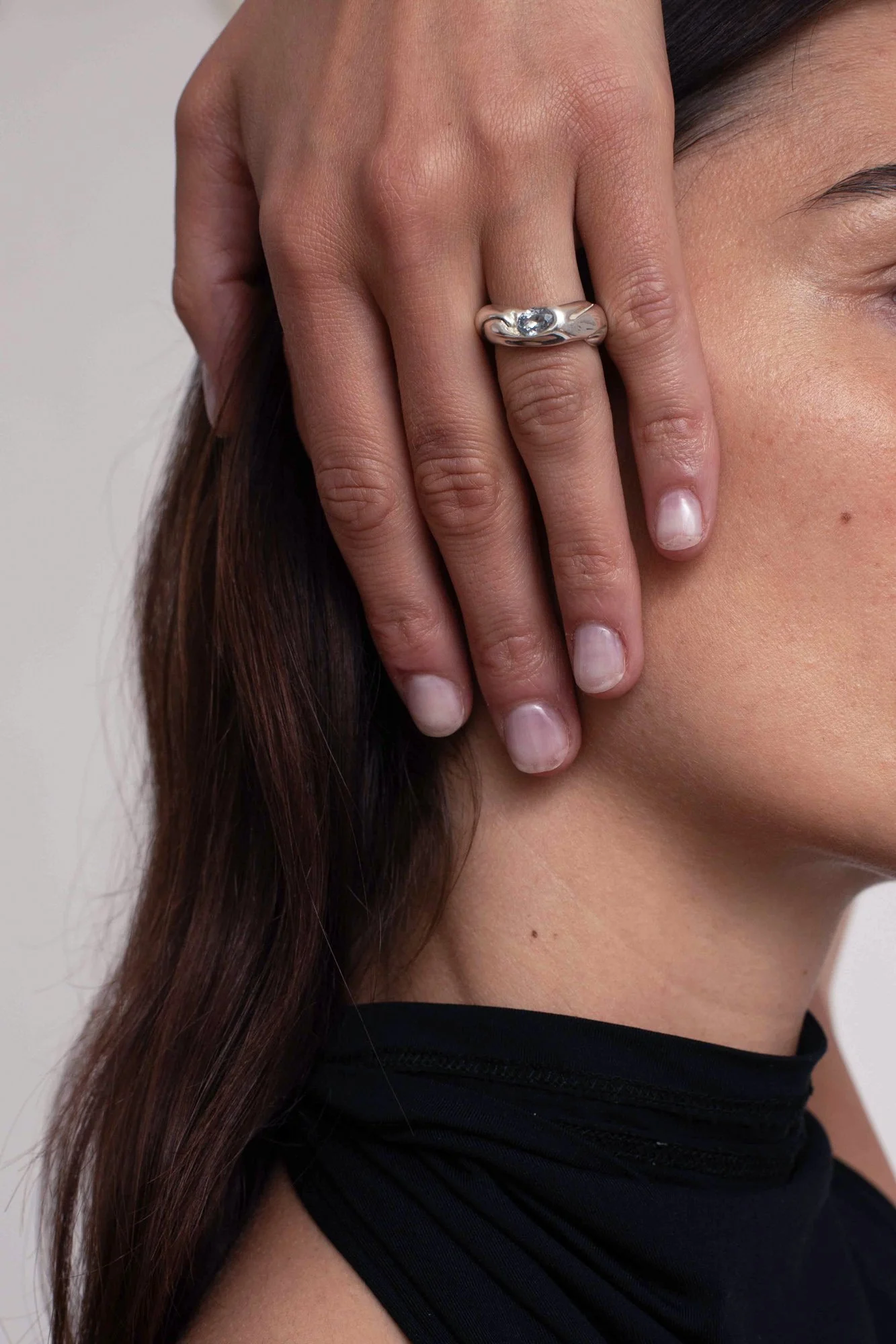 pale-sapphire-engagement-ring-worn-julia-bartsch.JPG