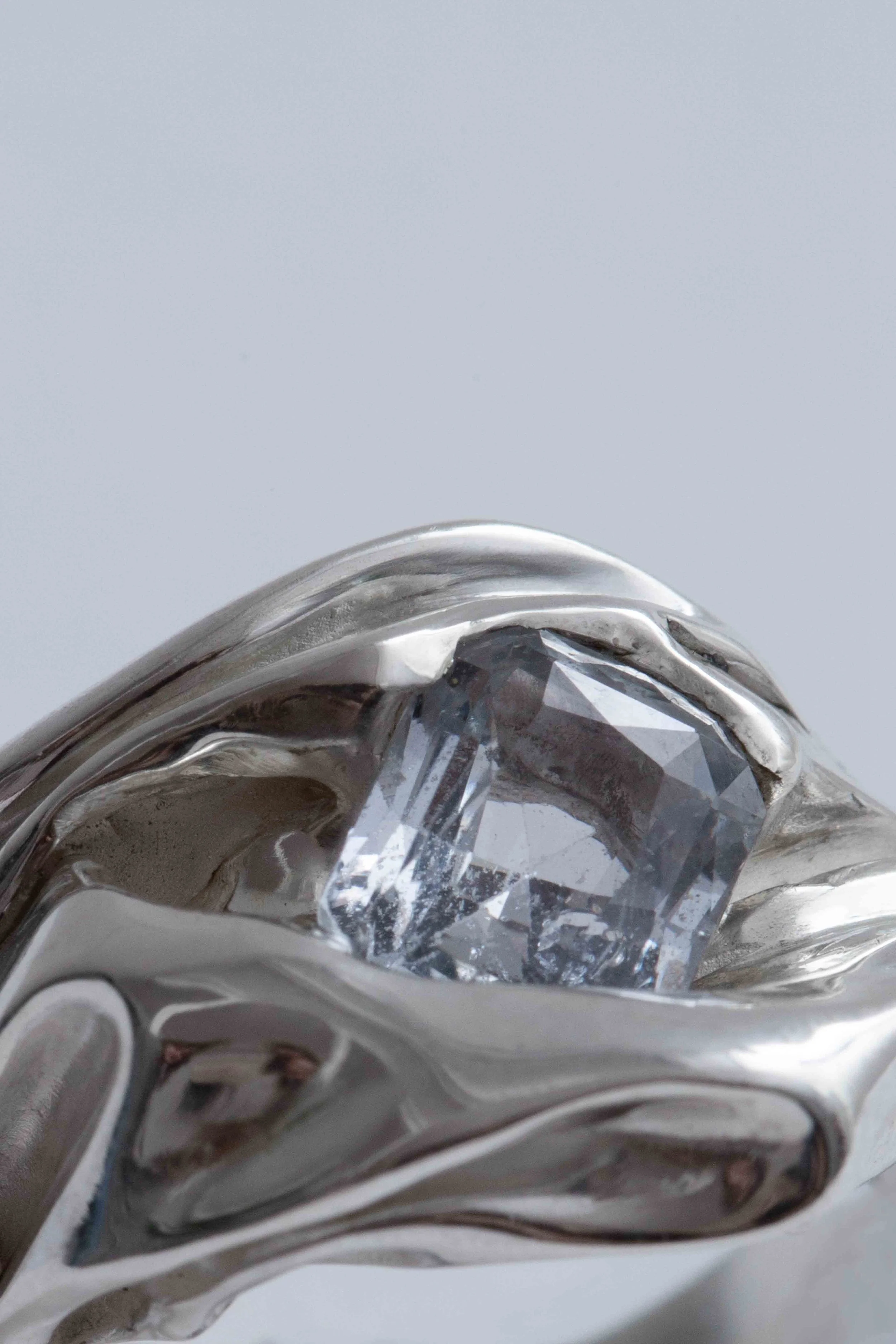 sapphire-gemstone-ring-closeup-julia-bartsch.jpg