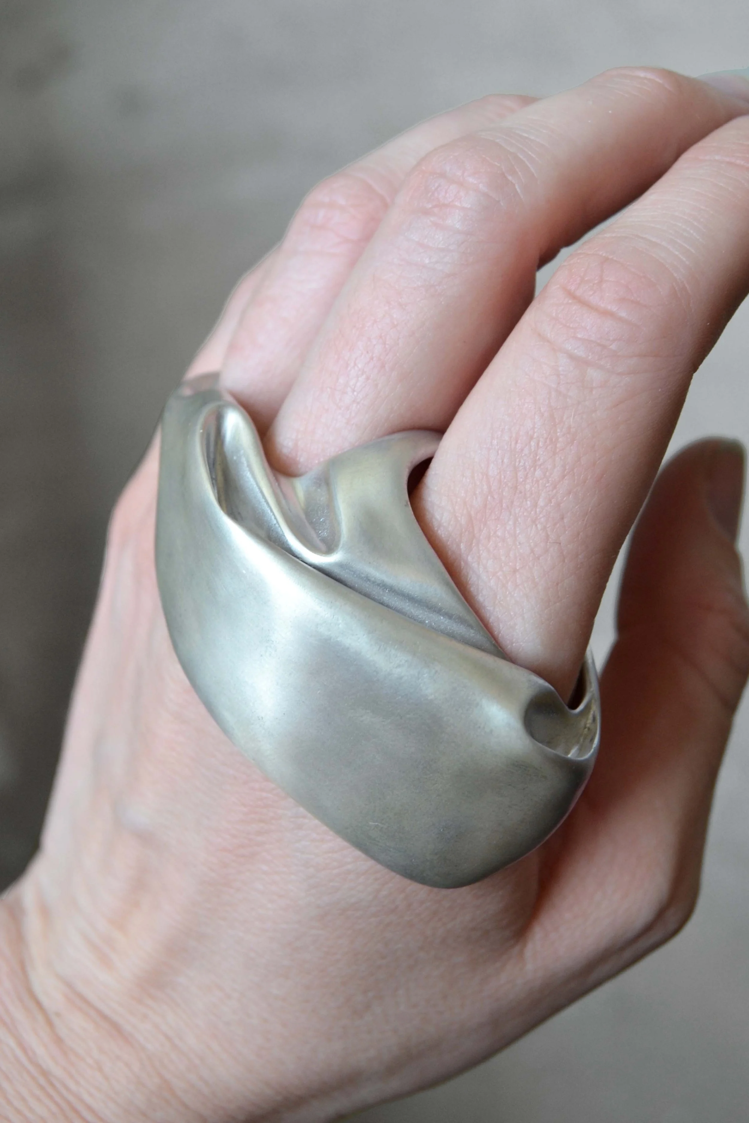 Julia-bartsch-jewellery-atelier-studies-hand-sculpture-7.jpg