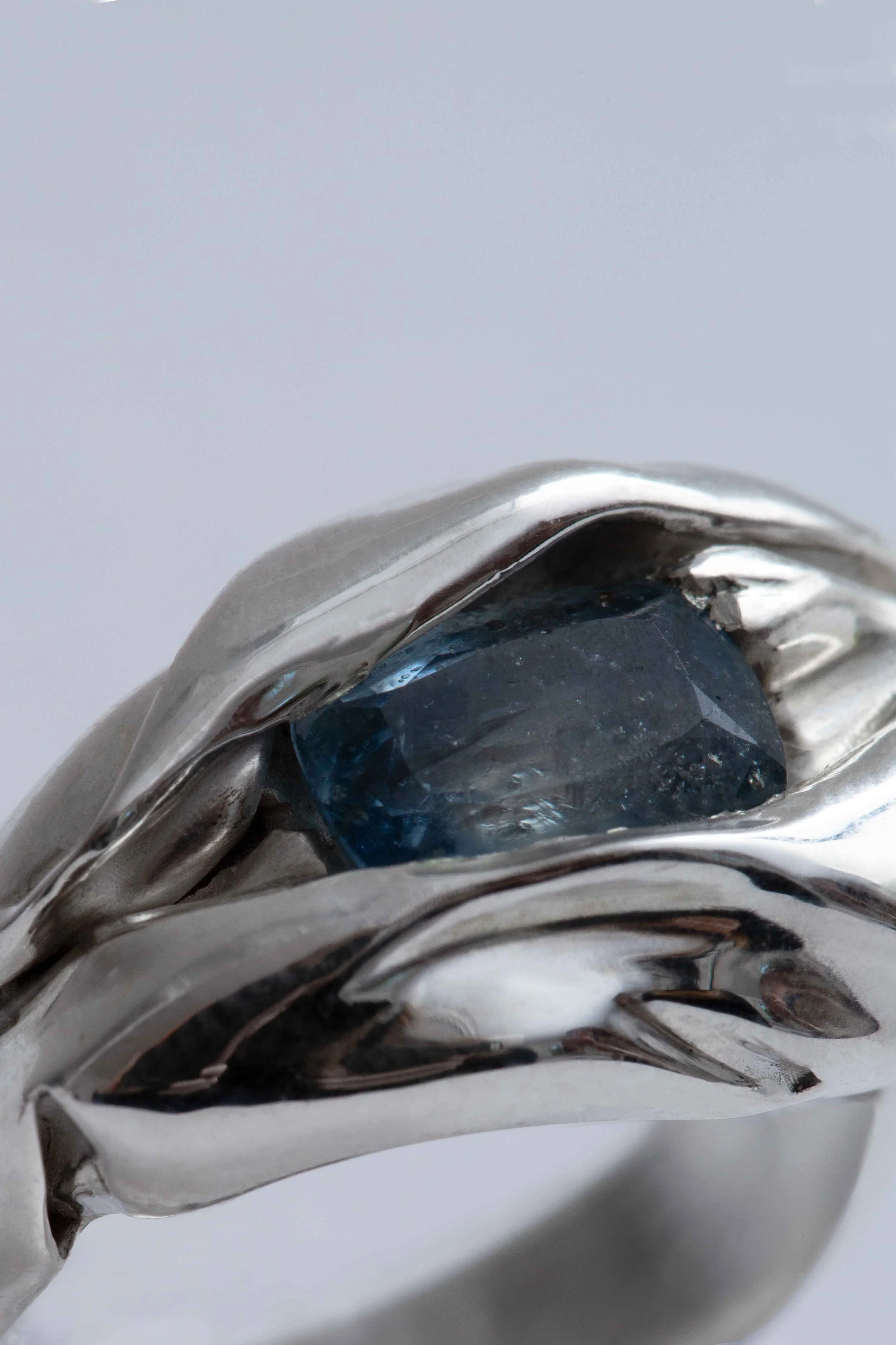 closeup-gemstone-ring-design-sapphire-silver-paris-julia-bartsch.jpg