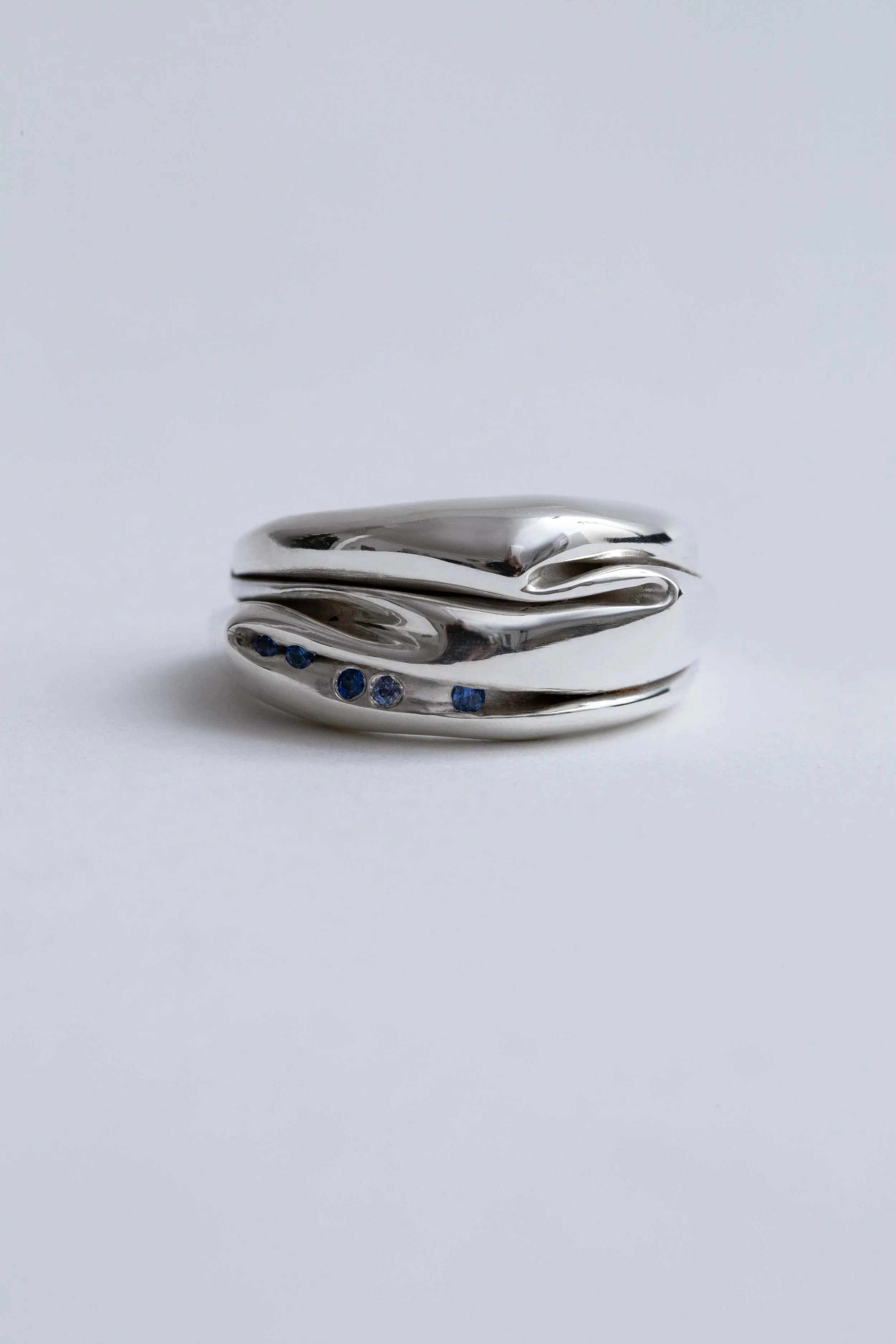 statement-sapphire-ring-scattered-gemstones-julia-bartsch.jpg