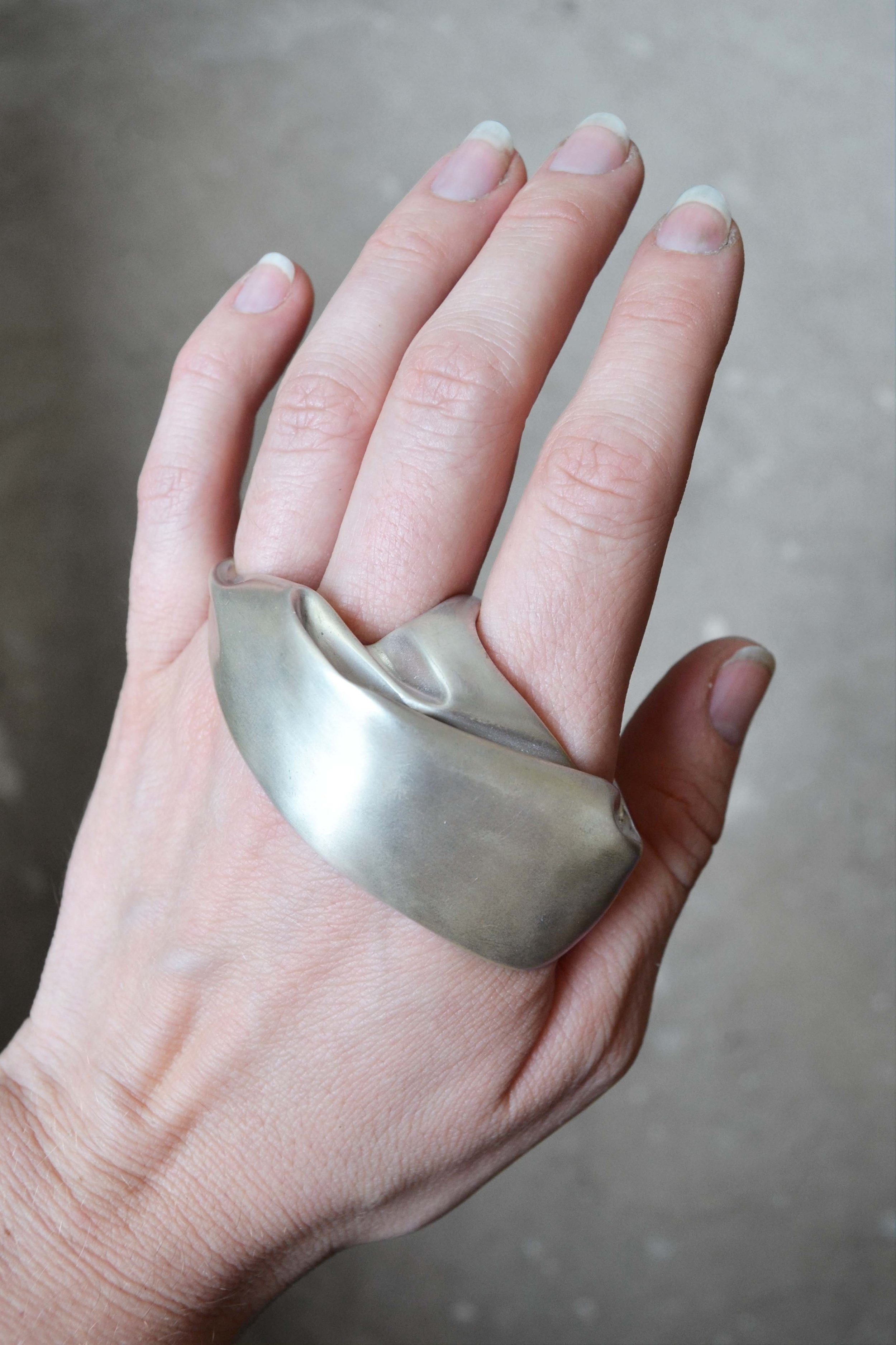 Julia-bartsch-jewellery-atelier-studies-hand-sculpture-5.jpg