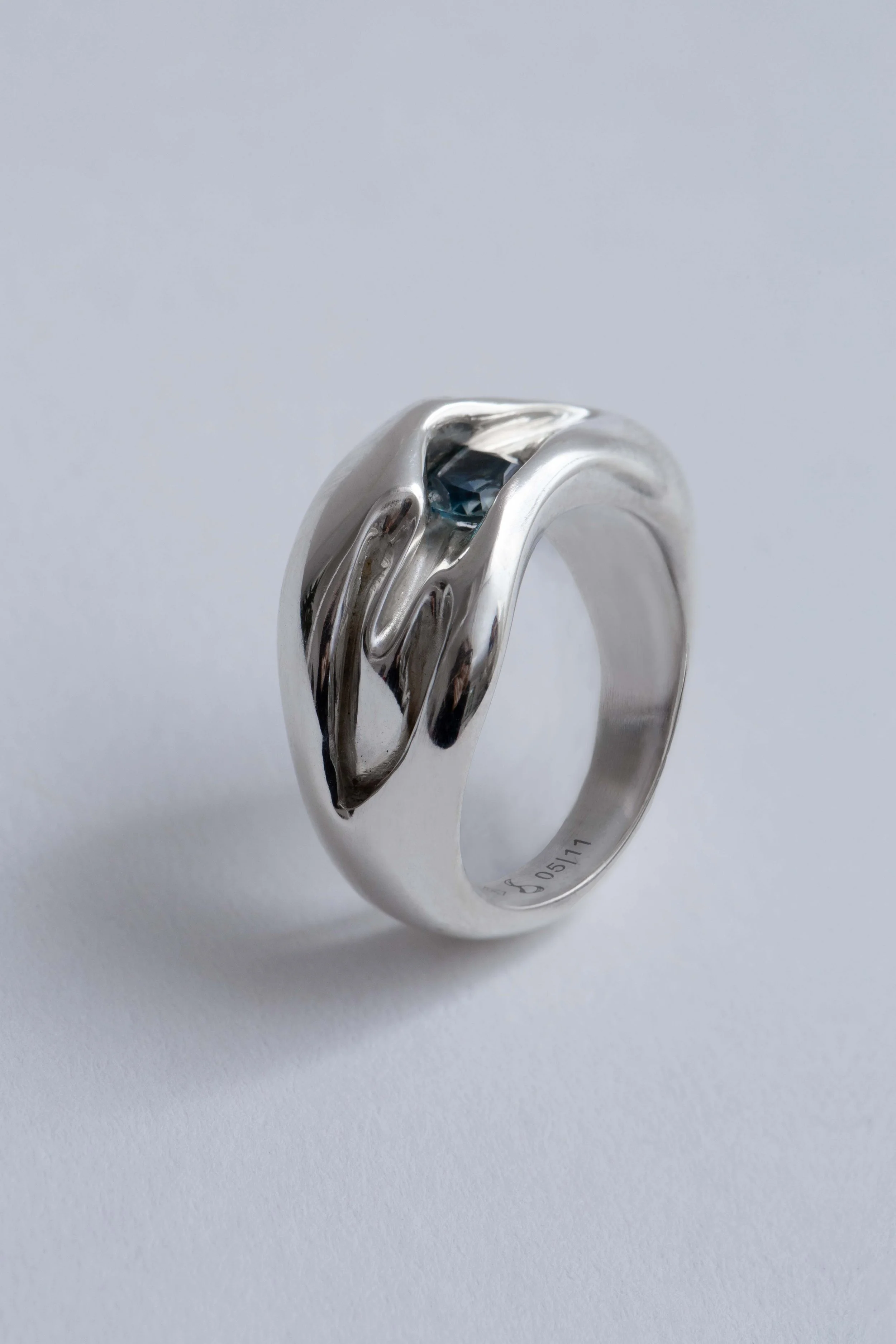 artisan-sapphire-ring-silver-paris-julia-bartsch.jpg