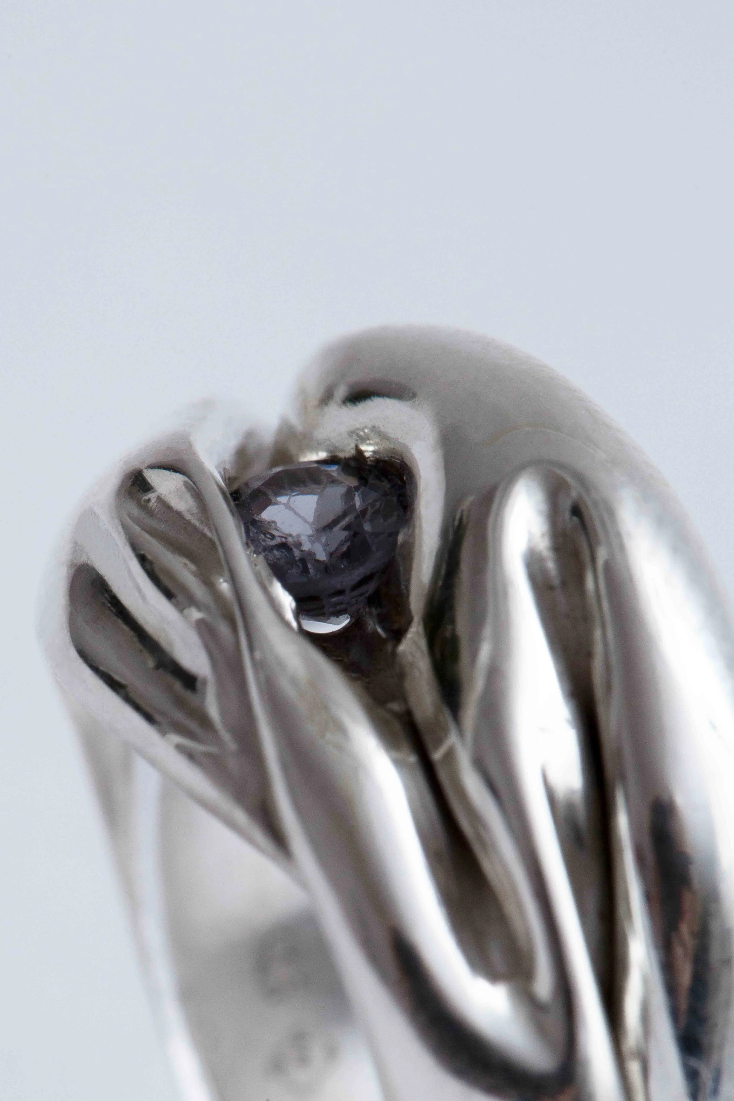 closeup-sapphire-silver-handmade-ring-julia-bartsch-paris.jpg